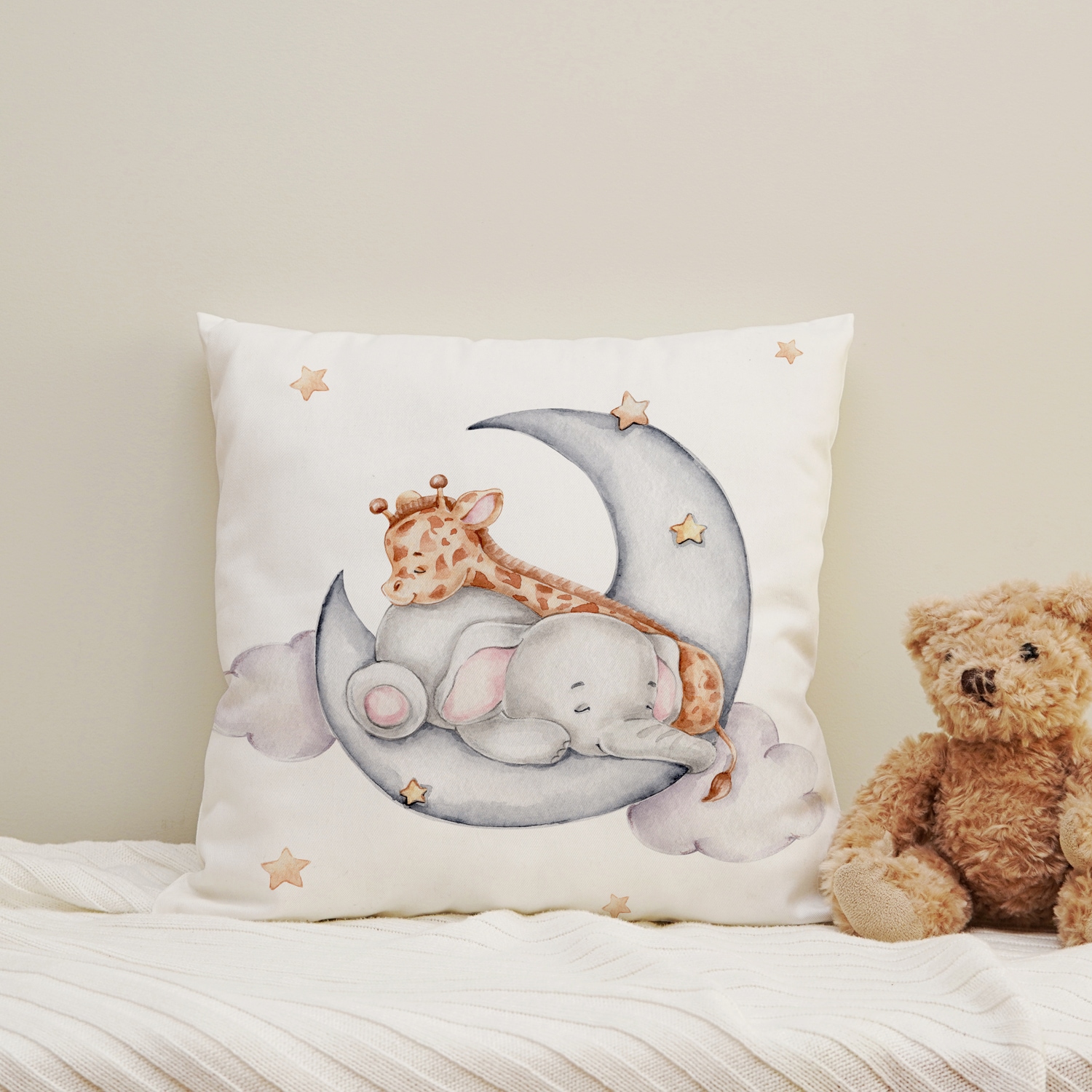 Image of queence Dekokissen "Elefant und Giraffe auf Halbmond" Kissenhülle mit HD Premium Druck, geruchsneutral, 40x40cm