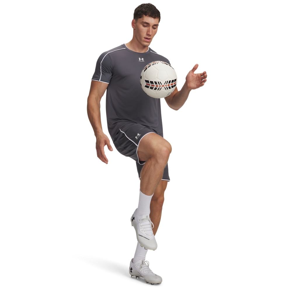 Under Armour® Short d'entraînement »UA M CHALLENGER TRAIN SHORT«  pour activités variées, matière légère, design mode sport