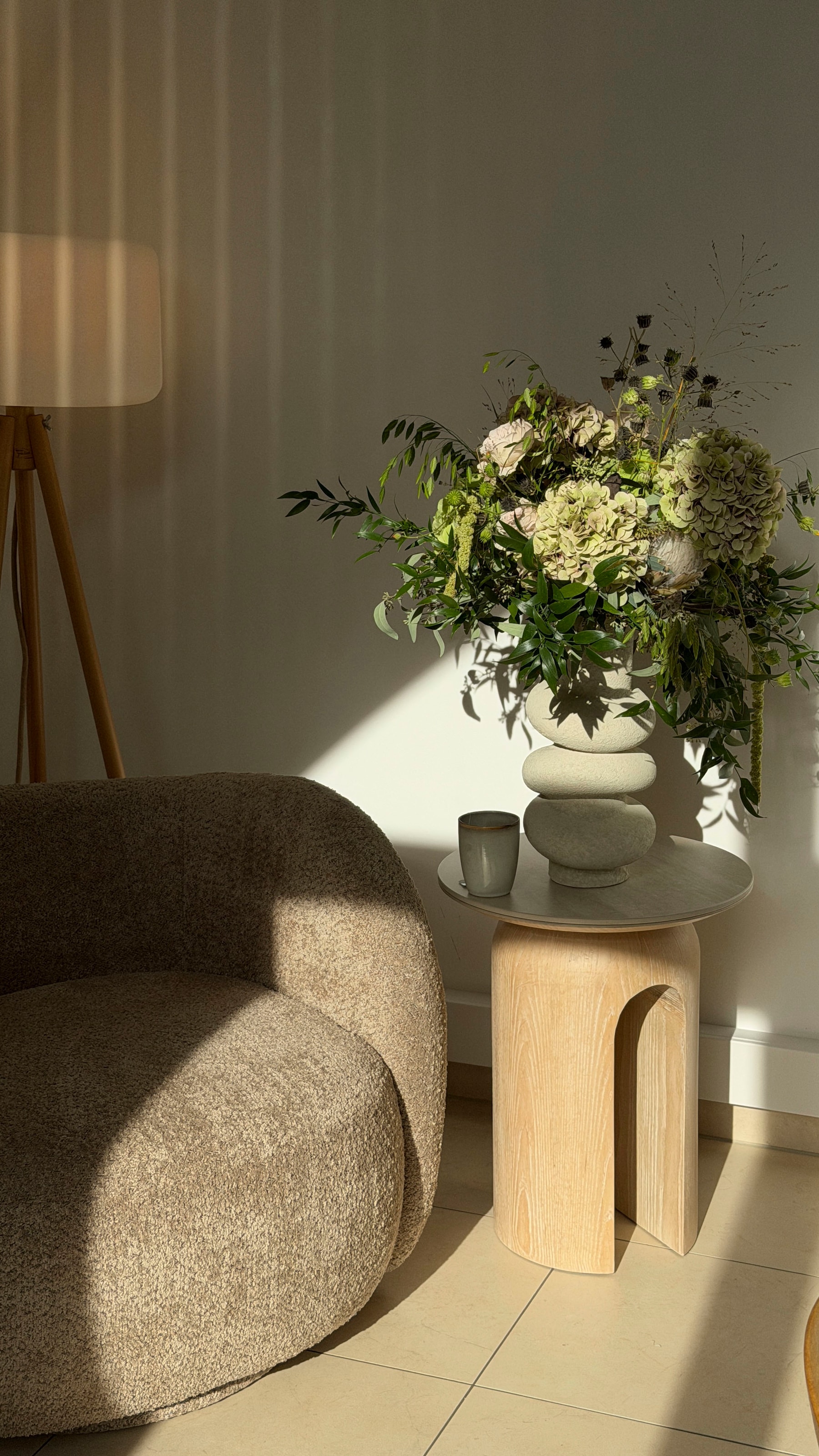 homsy by Ana Johnson Table d'appoint »Laysy« design bois frêne, forme en U, plateau de table en céramique, largeur 45 cm