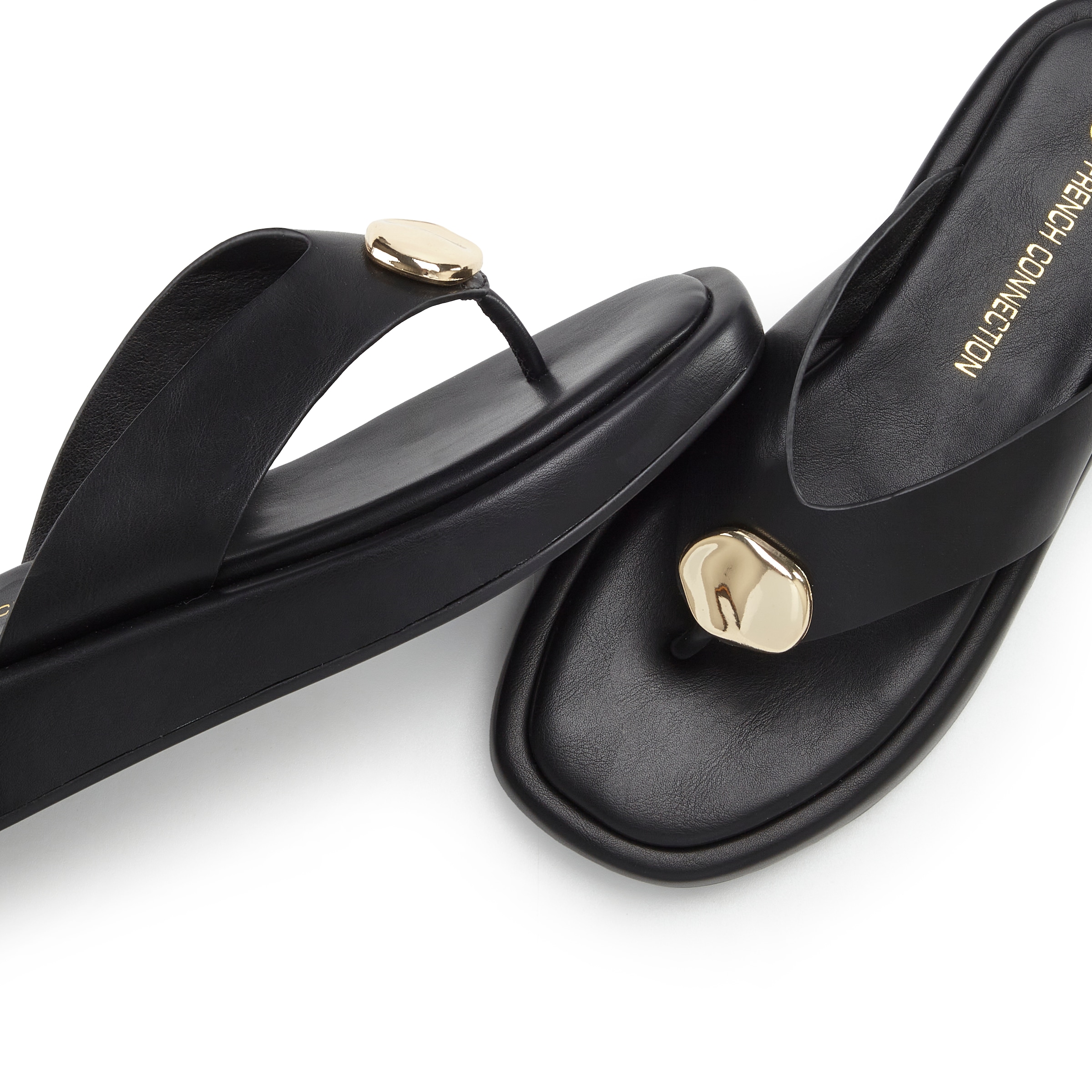 French Connection Séparateur d'orteils »Sandale, Pantolette, offener Schuh, Sommerschuhe«  NEU mit goldfarbenem Schmuckelement und bequemer Sohle VEGAN