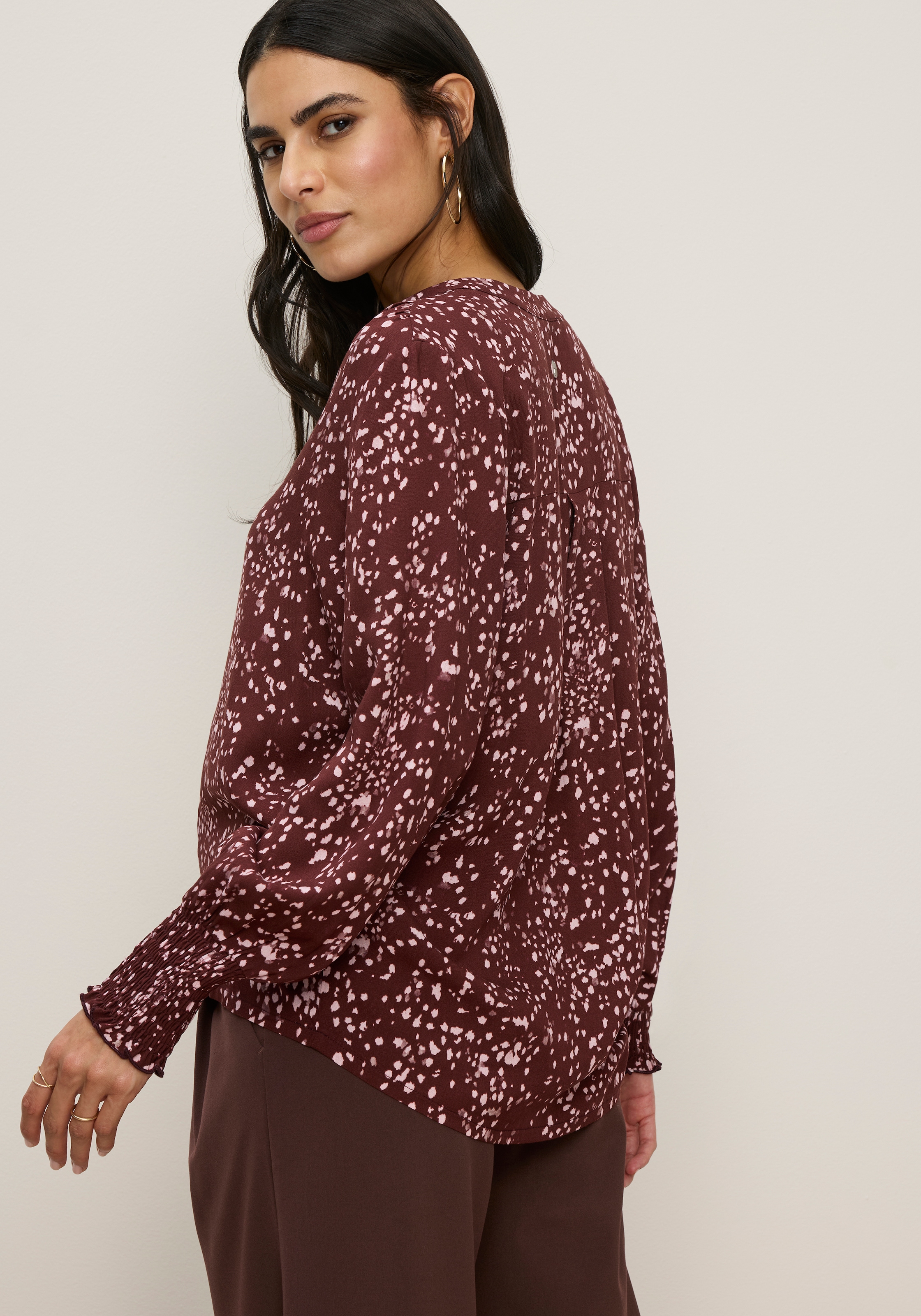 Tamaris Blouse à pression »mit figurumspielender Passform und hüftbedeckender Länge« avec motif fleuri, en viscose