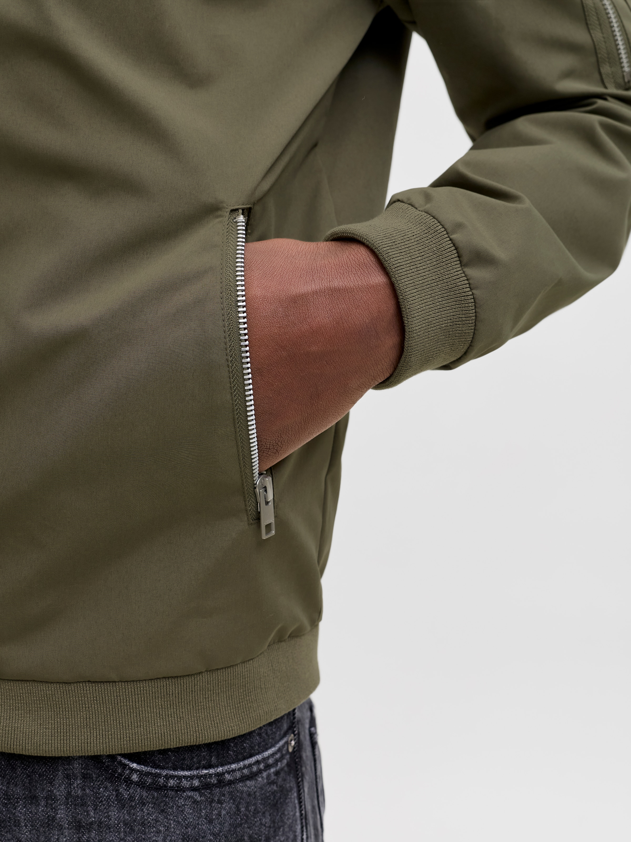 Jack & Jones Blouson »JJERUSH mit Stehkragen und Reissverschlusstaschen« sans capuche uni, tendance, coupe régulière, polyester