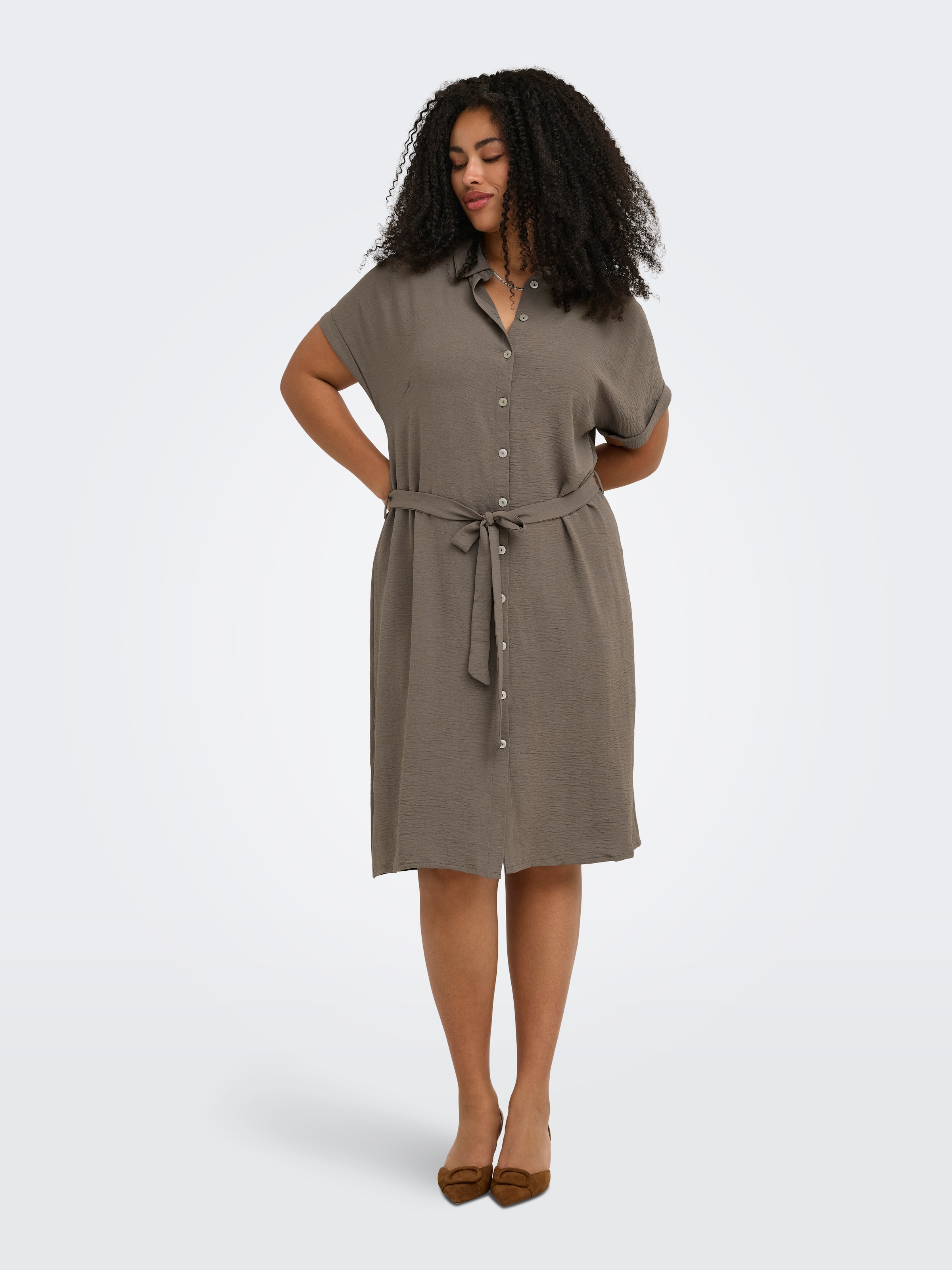 Image of ONLY CARMAKOMA Hemdblusenkleid "CARMETTA S/S V-NECK SH DRESS WVN NOOS" Brusttasche Sommerkleid mit Kurzarm, Taillen-Bindegürtel, normaler Fit