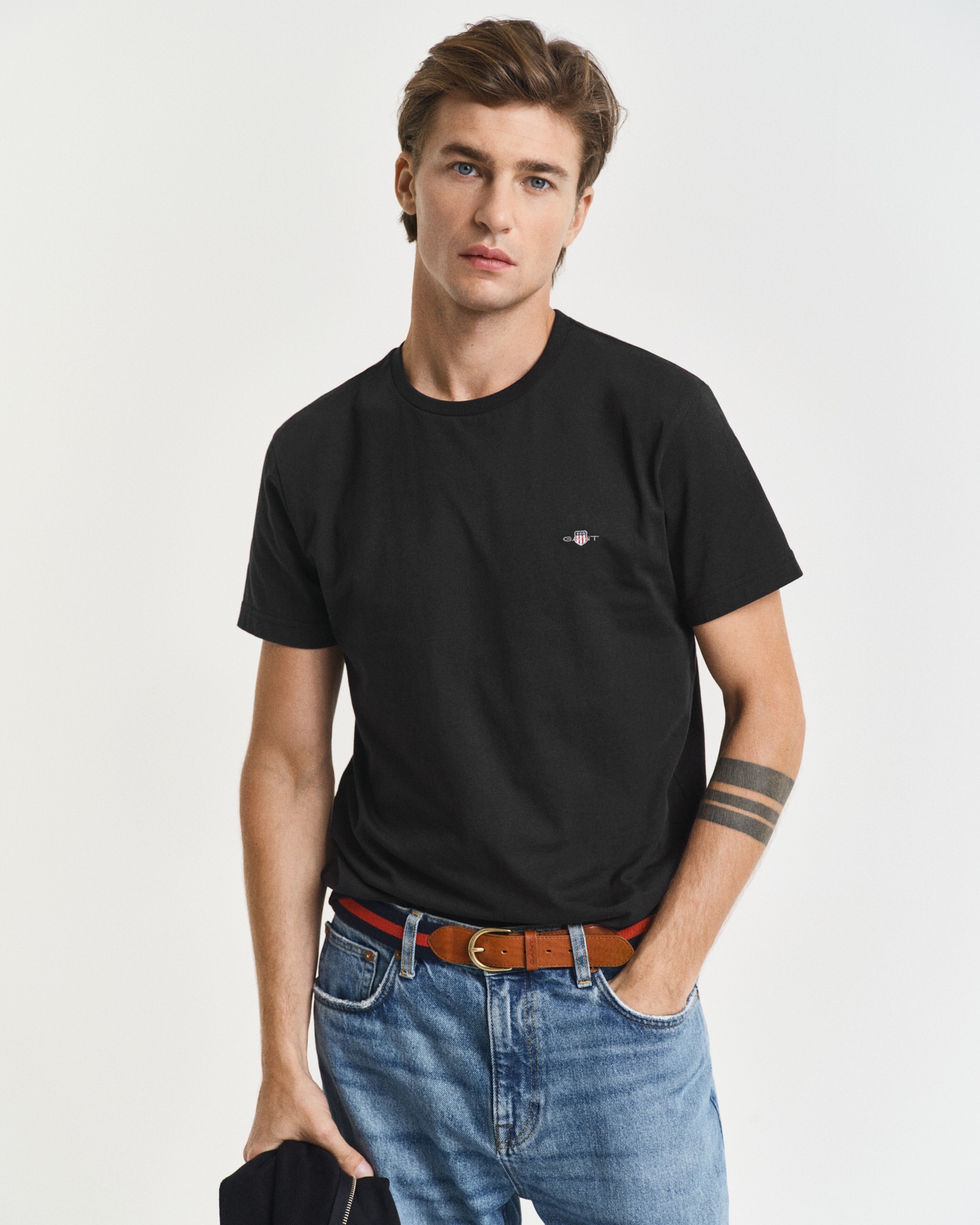 Gant T-Shirt »SLIM SHIELD SS T-SHIRT« mit Logostickerei auf der Brust