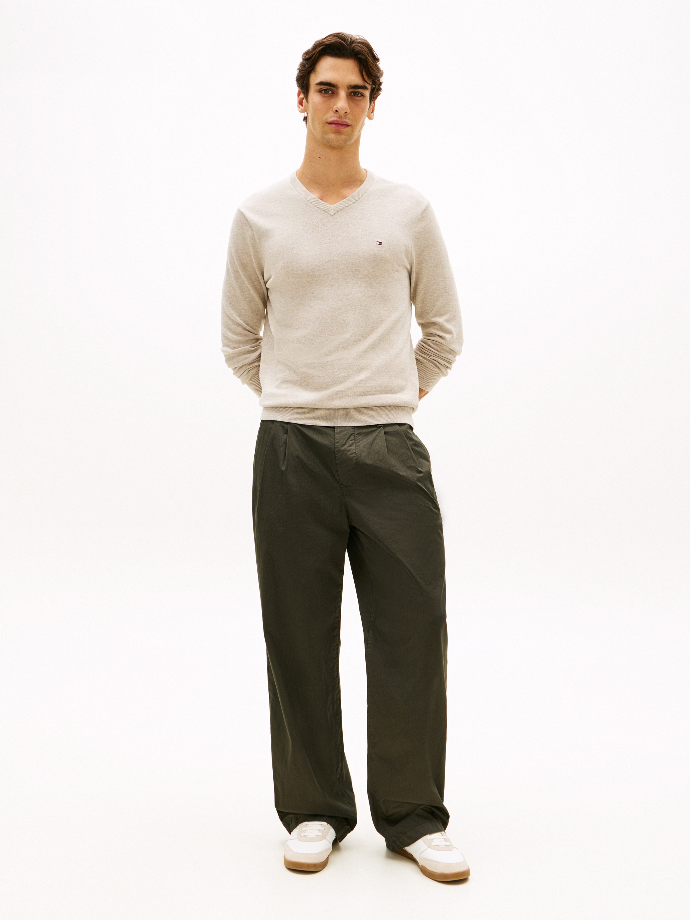 Tommy Hilfiger Pull en tricot »ESSENTIAL COTTON V NECK mit V-Ausschnitt und Stickerei« Uni, décontracté, coupe régulière, coton, col en V