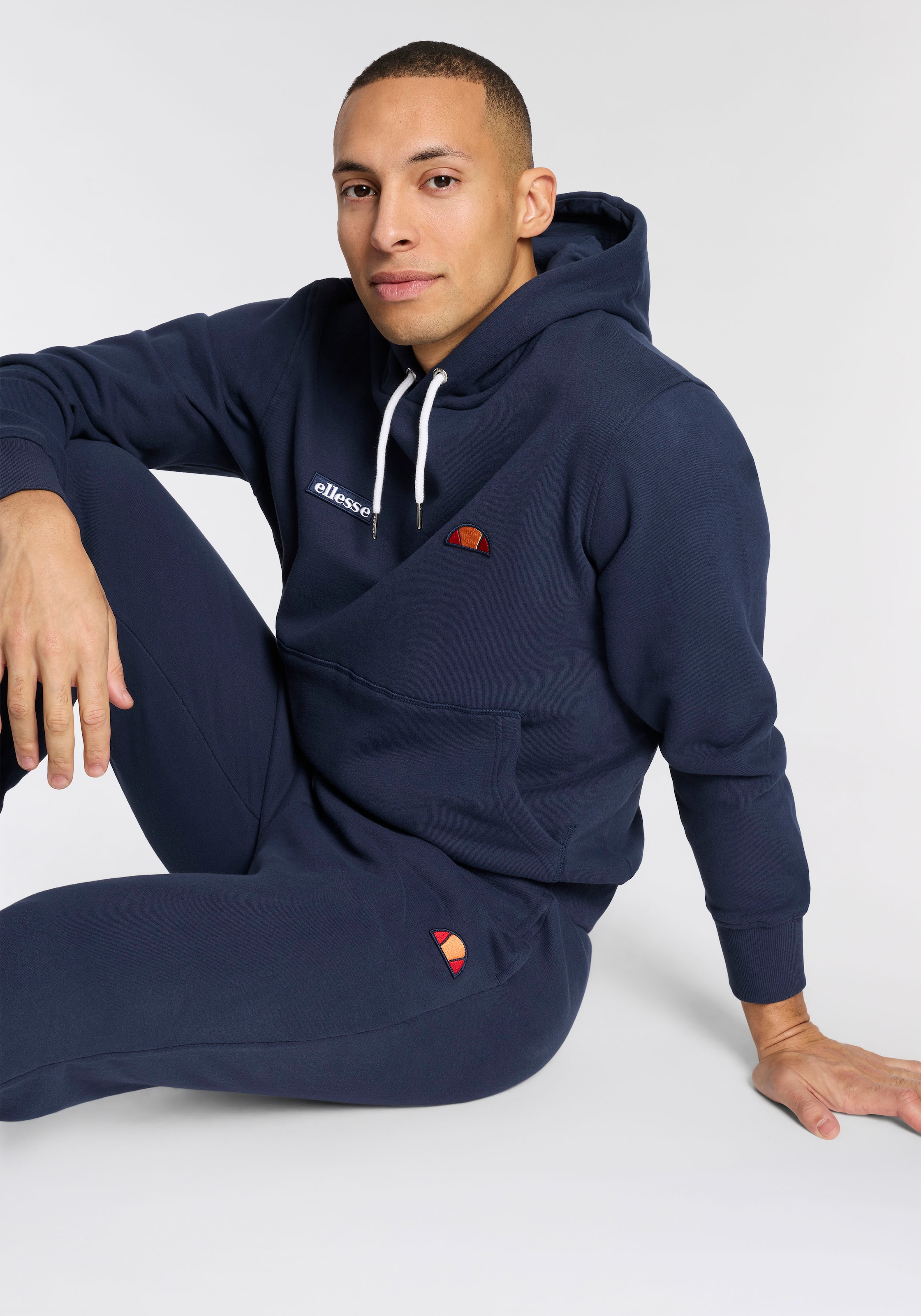 Ellesse Jogginganzug »TRACOTTA OH HOODY & JOG PANT SET« sportlicher Stil, aus Baumwolle und Polyester