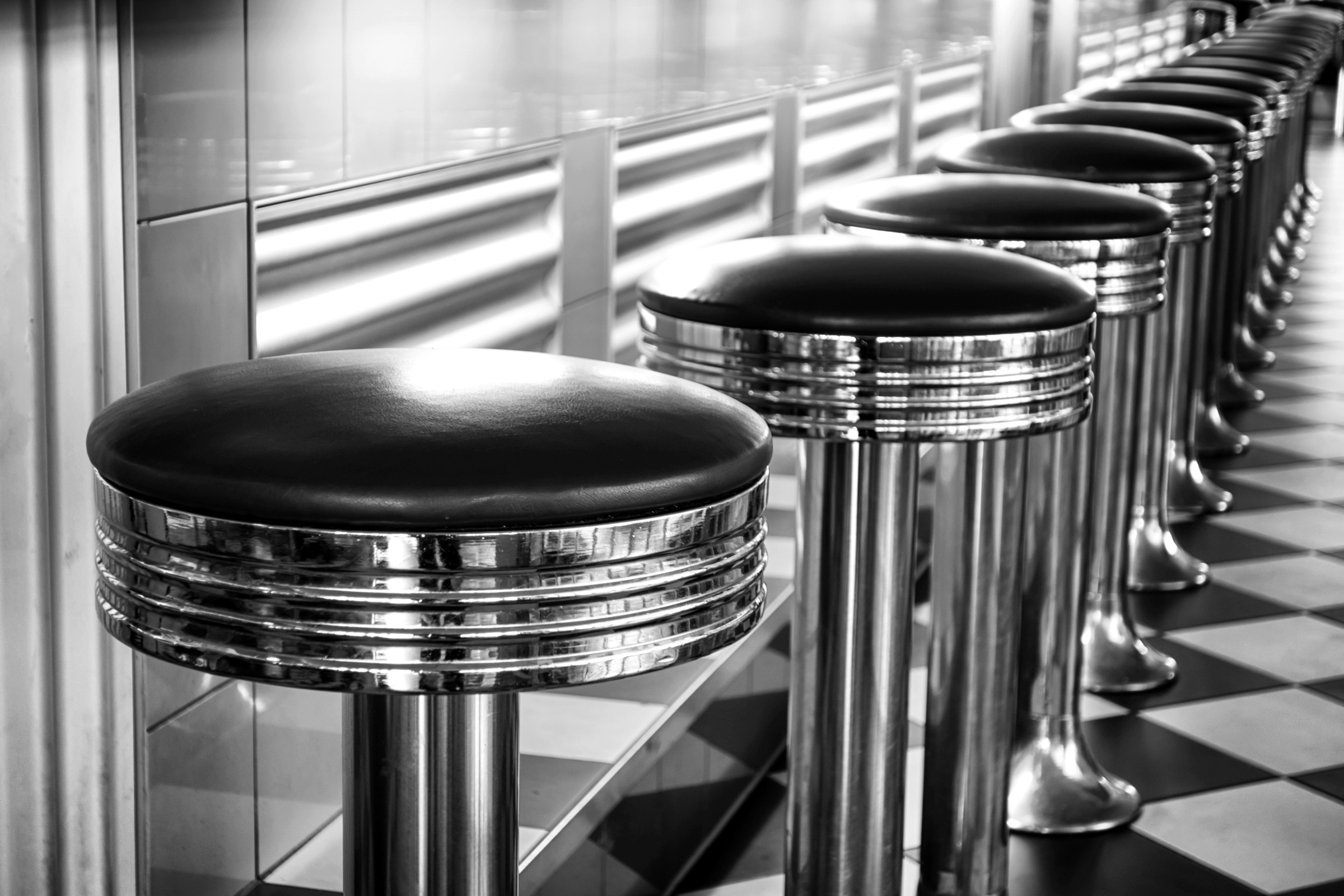 Image of Papermoon Fototapete »Diner Hocker Schwarz & Weiss«, Vliestapete, hochwertiger Digitaldruck, inklusive Kleister bei Ackermann Versand Schweiz