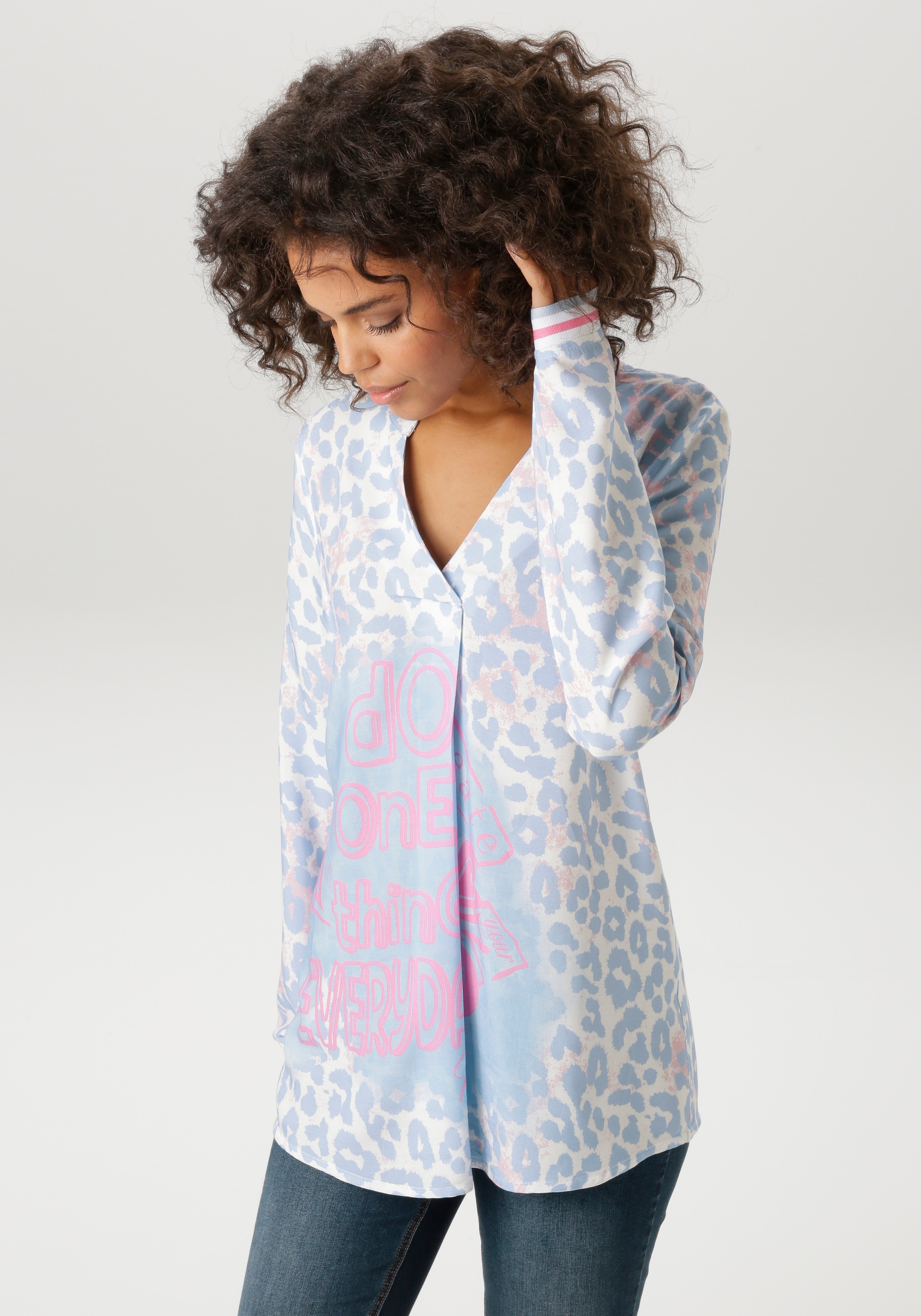 Aniston CASUAL Schlupfbluse mit Statement-Schriftzügen und coolen Leoprint - NEUE KOLLEKTION