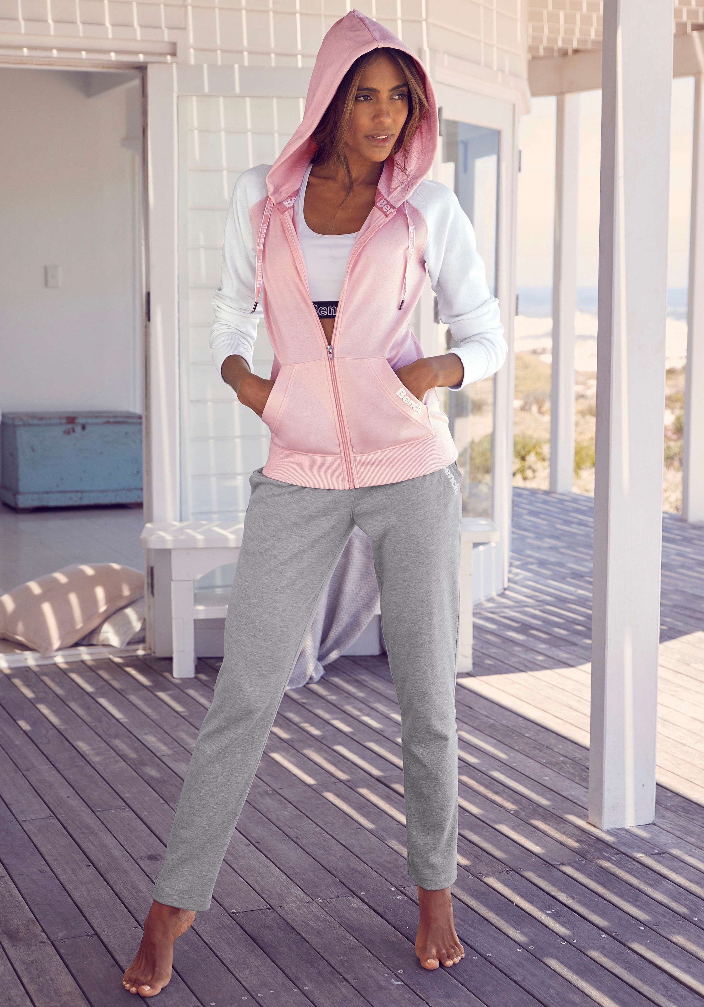 Bench. Loungewear Kapuzensweatjacke, mit farblich abgesetzten Ärmeln, Loungeanzug