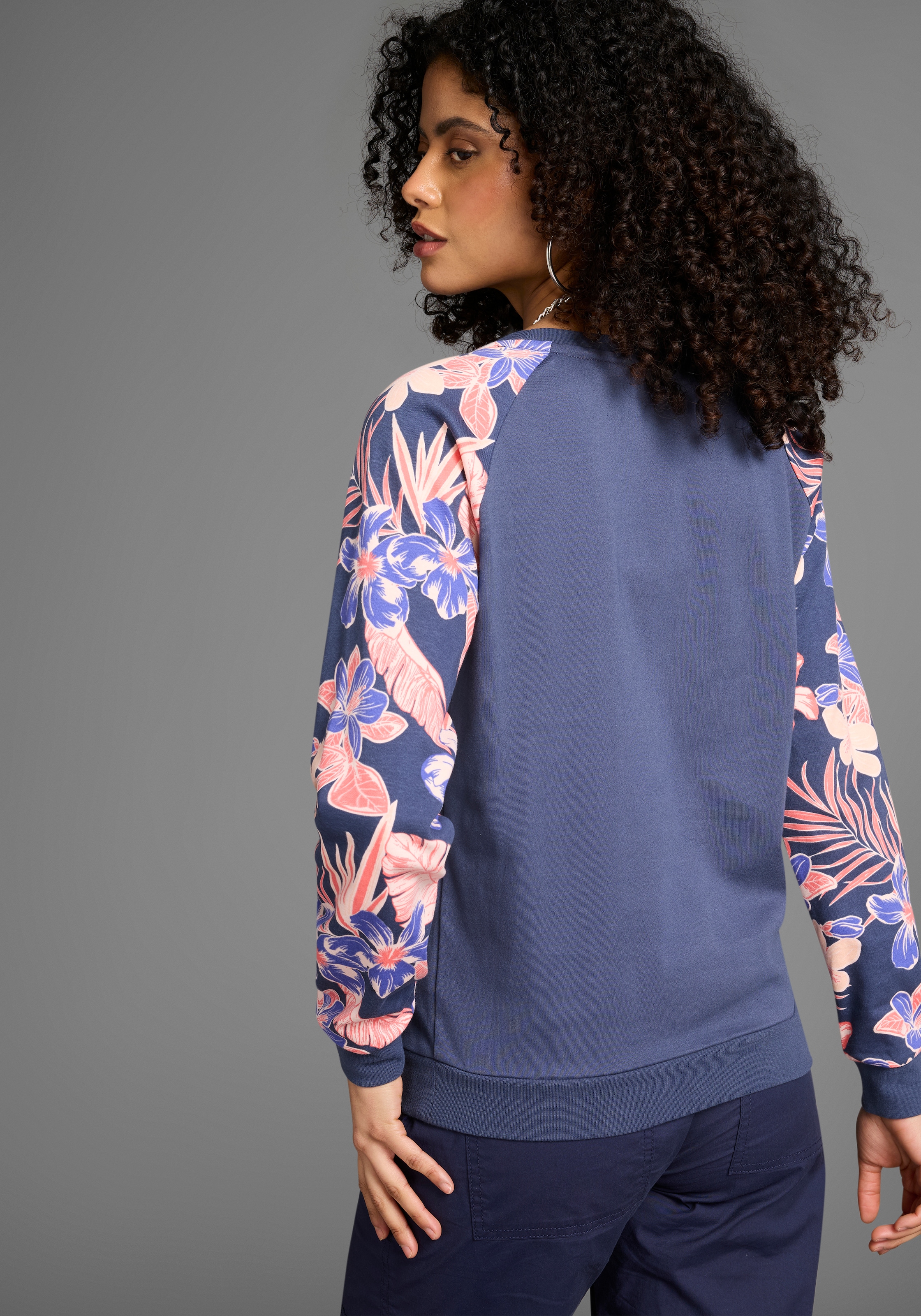 KangaROOS Sweatshirt, Ärmel mit Blumendruck