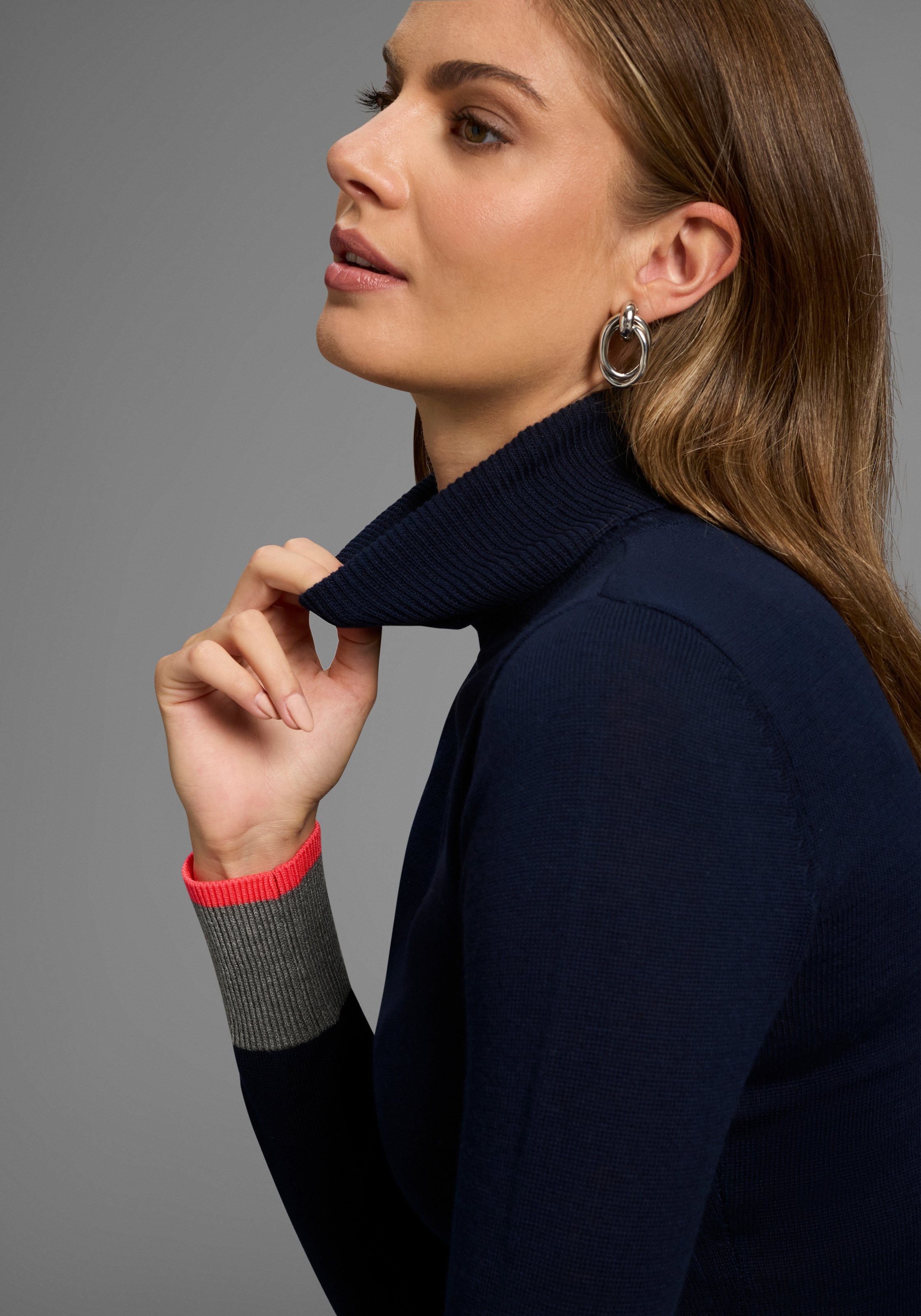 AJC Rollkragenpullover in enger Form mit Farbkontrasten