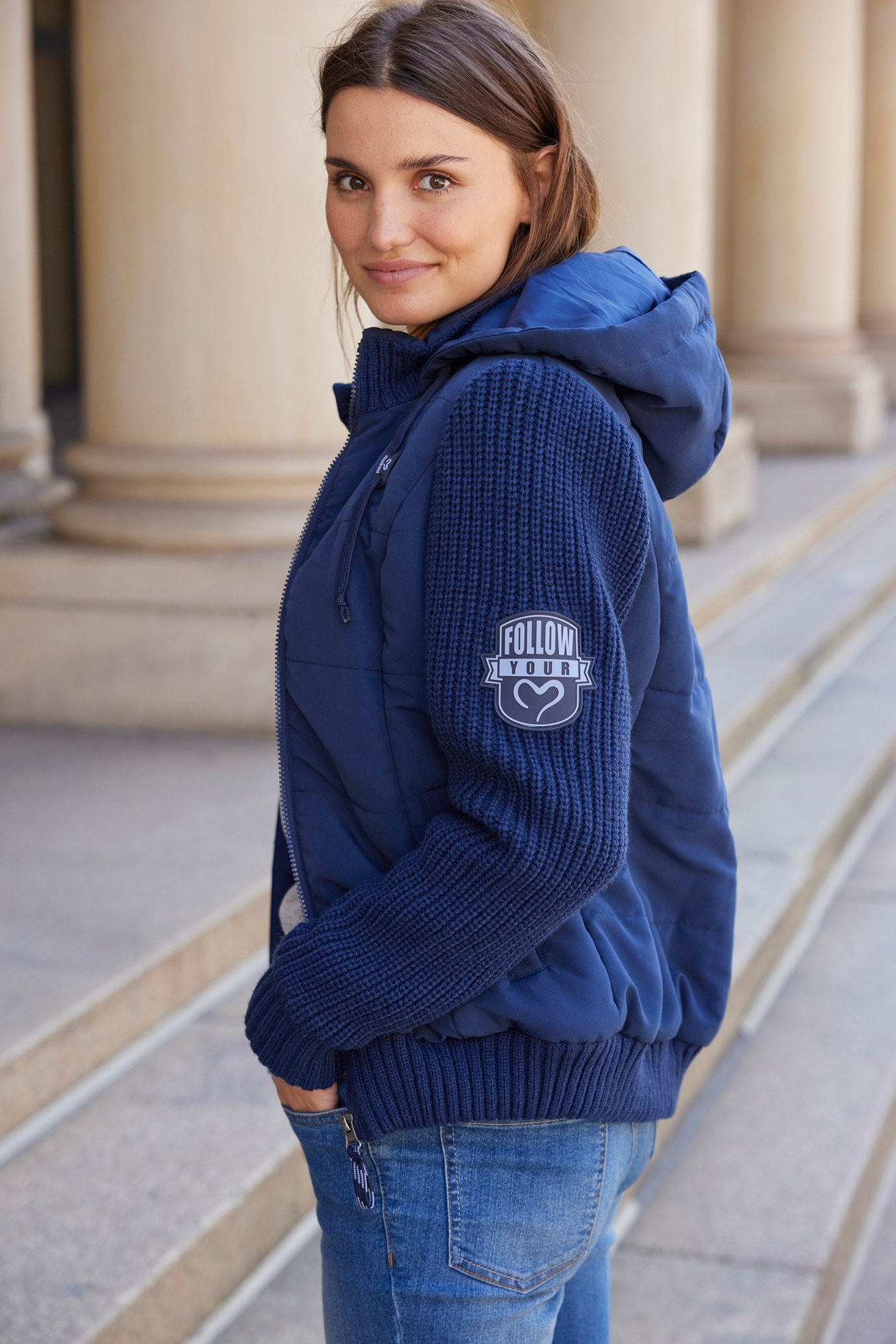 bonprix Kurzjacke mit Kapuze figurumspielende Passform, mit Strickärmeln und Kapuze