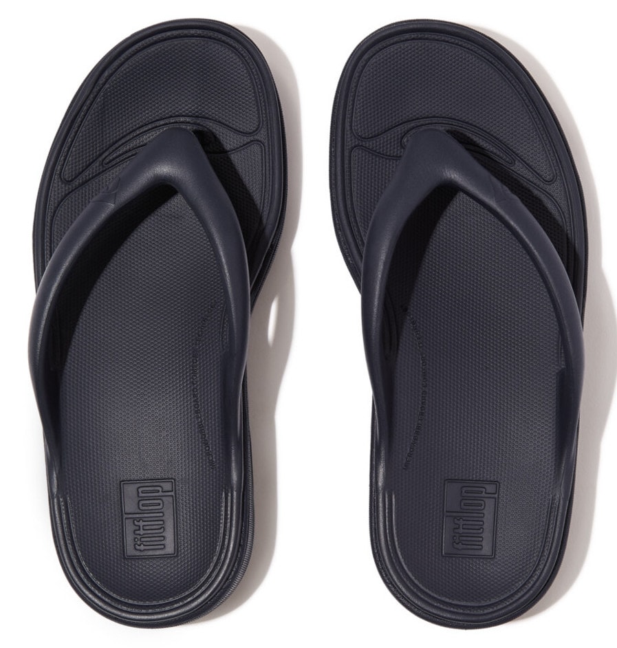 Fitflop Zehentrenner »RELIEFF RECOVERY TOE-POST SANDALS - TONAL RUBBER«, Keilabsatz, Sommerschuh, Schlappen mit Microwobbleboard