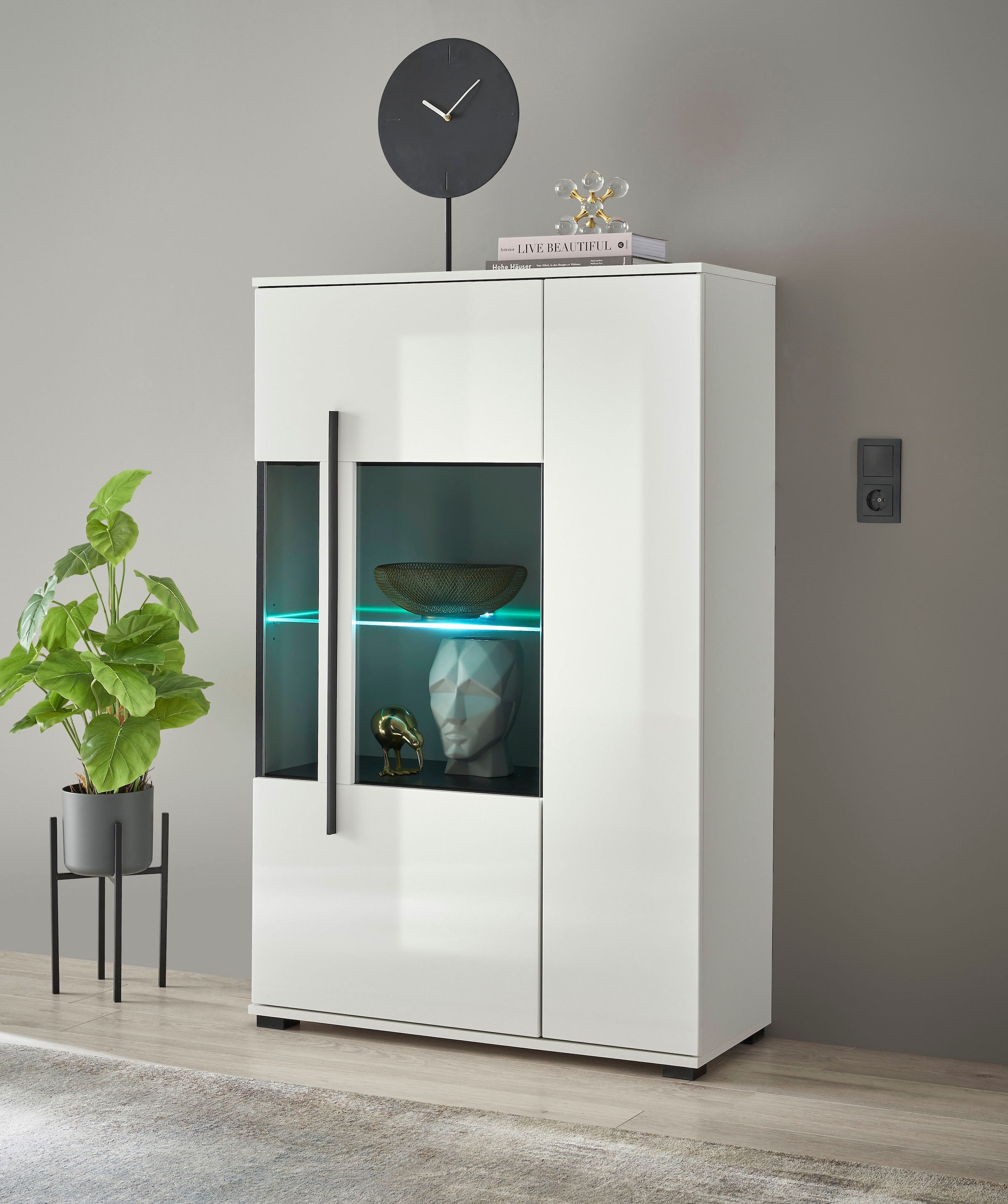 INOSIGN Vitrine »Cantara, Vitrinenschrank in Eiche Evoke oder weiss, Standvitrine«, schwarzer Stangengriff, ausreichend Stauraum, vielseitig einsetzbar