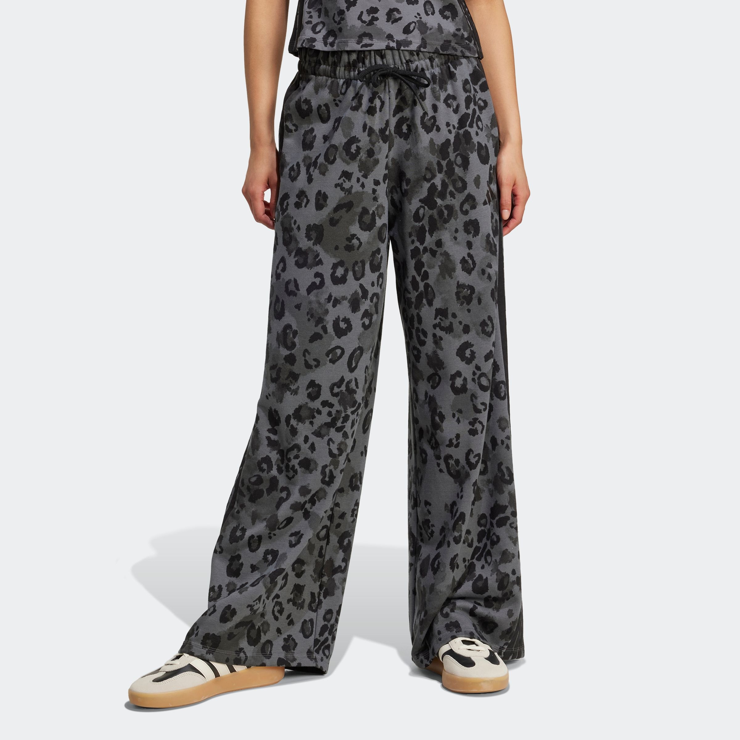 adidas Sportswear Sporthose »W AOP FT PT«, (1 tlg.), Locker geschnitten mit weitem Bein, Tierprint-Details