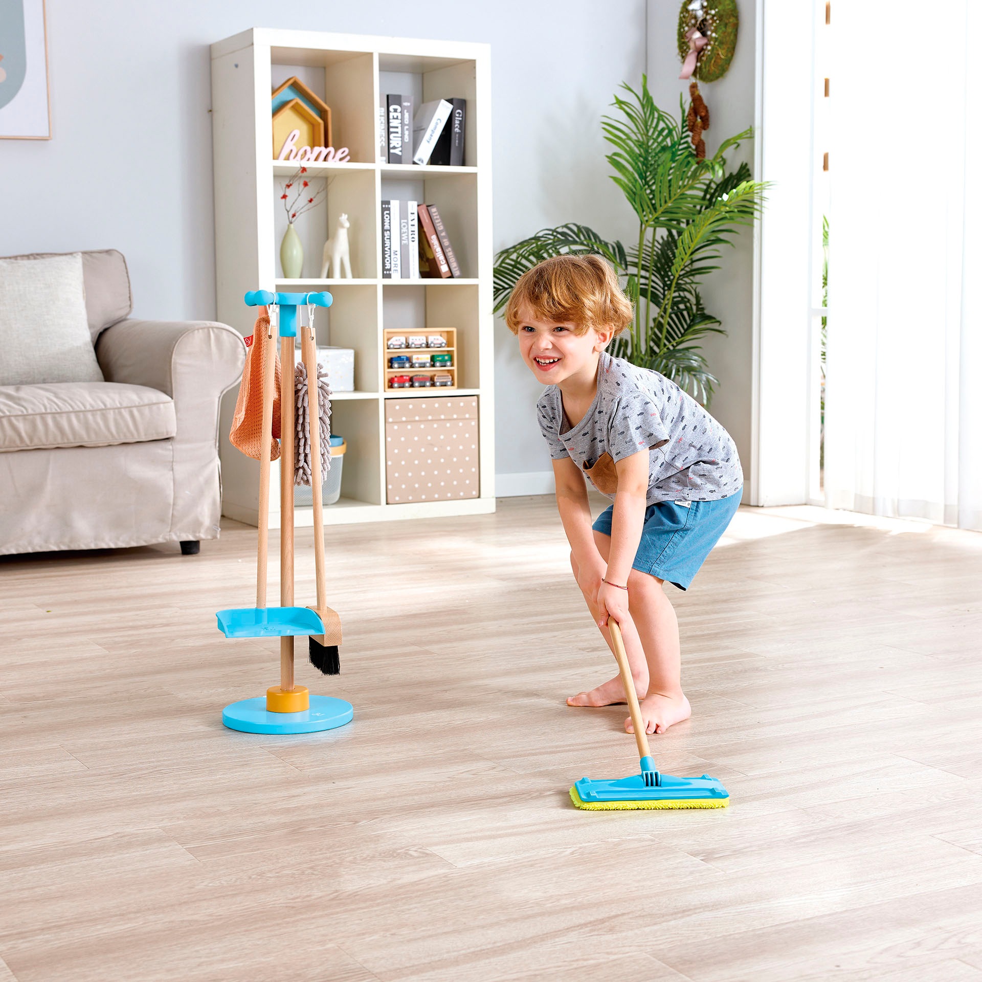 Hape Kinder-Besen "Spielzeug-Putzset mit Ordnungsständer"