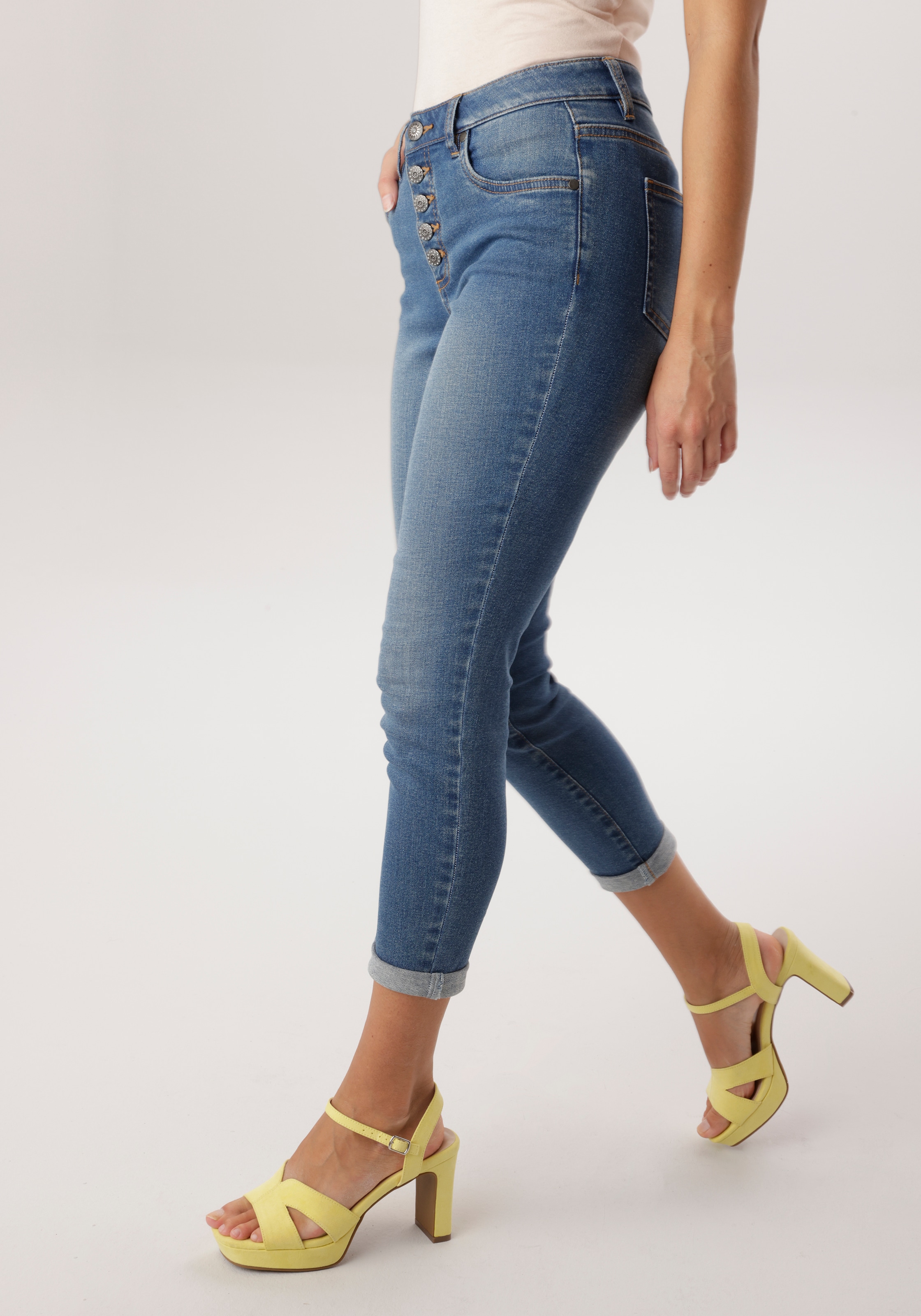 Image of Aniston SELECTED Straight-Jeans sichtbare Knopfleiste und Used-Waschung - NEUE KOLLEKTION