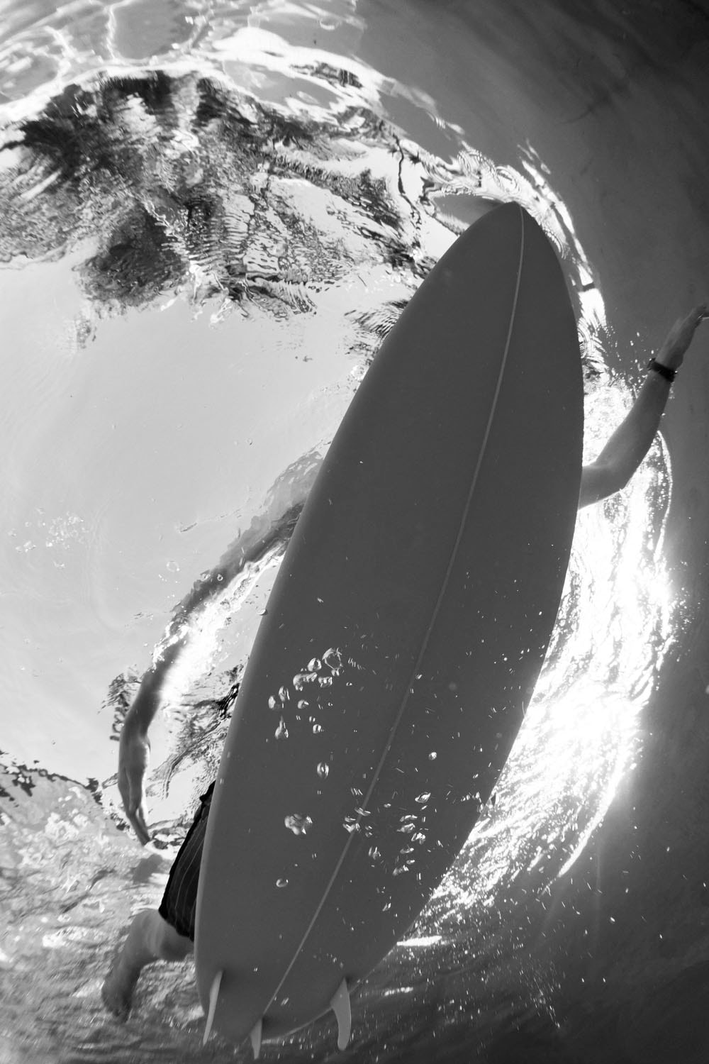 Image of queence Acrylglasbild "Surfer im Meer" Kunst Schwarz-Weiss Sport Unterwasserwelt Fine Art-Print in Galeriequalität