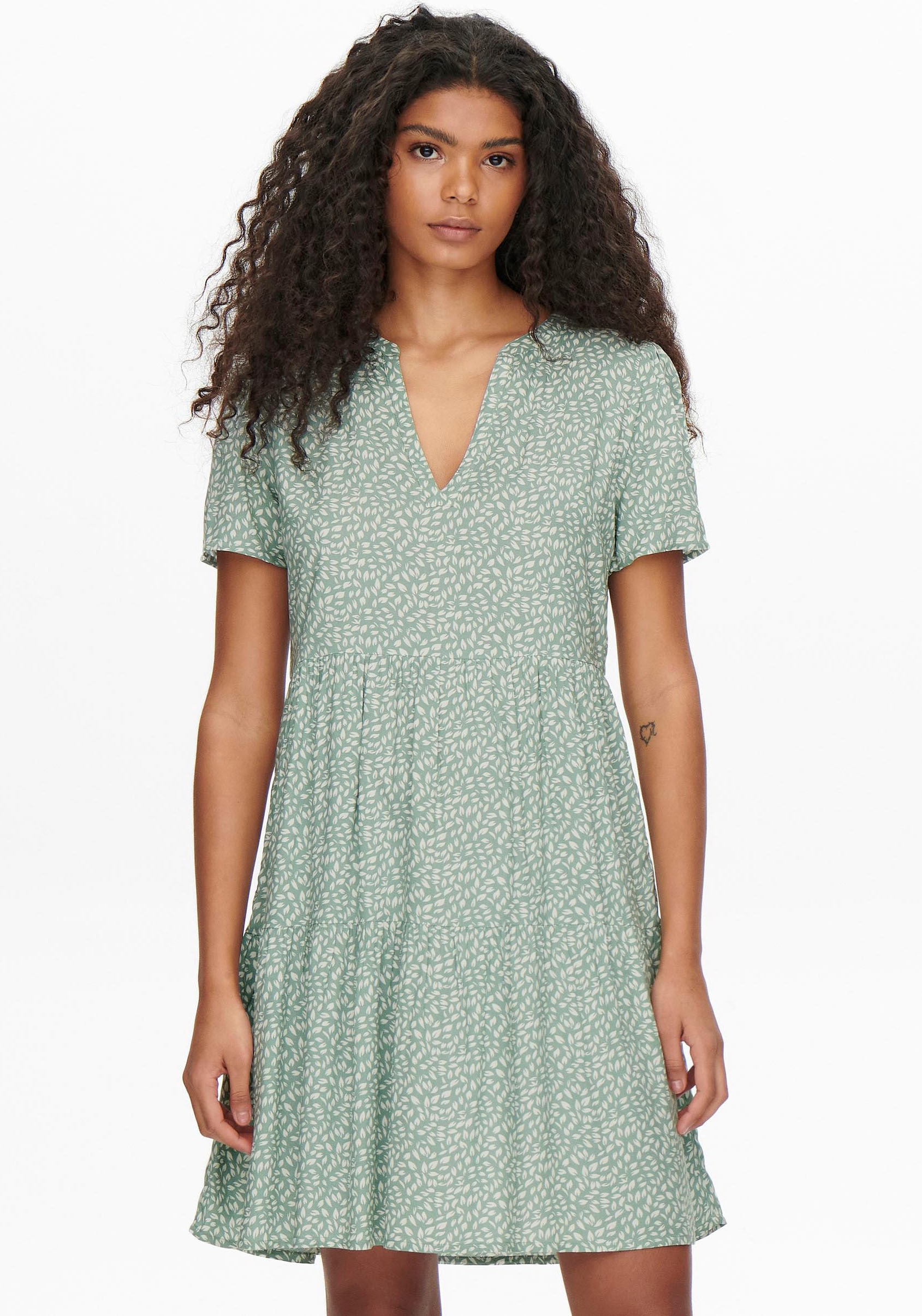Image of ONLY Sommerkleid "ONLZALLY – Sommerkleid mit V-Ausschnitt und Stufenvolant" regular fit, feminin, Jersey, Viskose, V-Ausschnitt