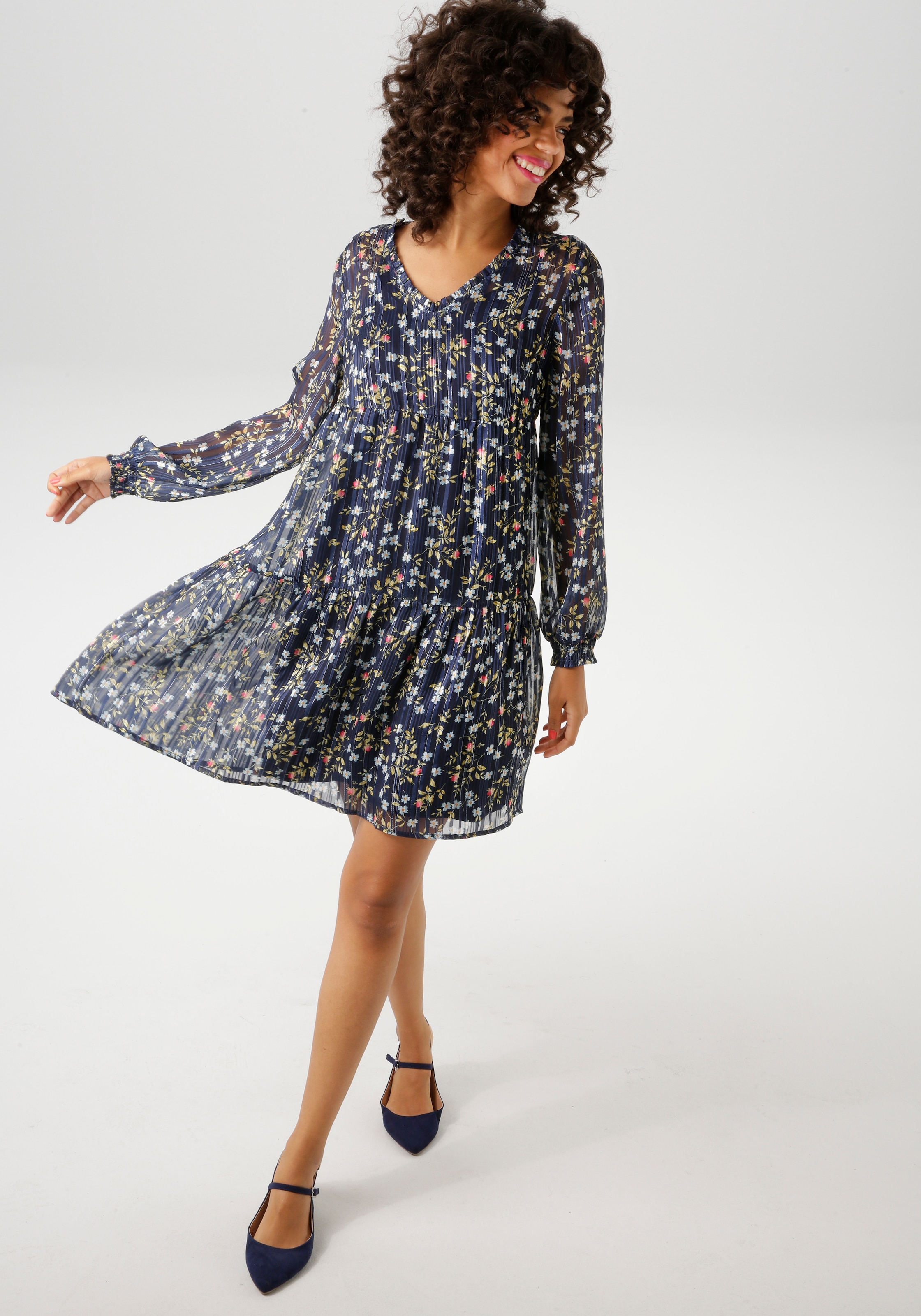 Aniston CASUAL Minikleid, (mit Jersey Unterkleid), mit Glanzfäden verziertem Blumendruck