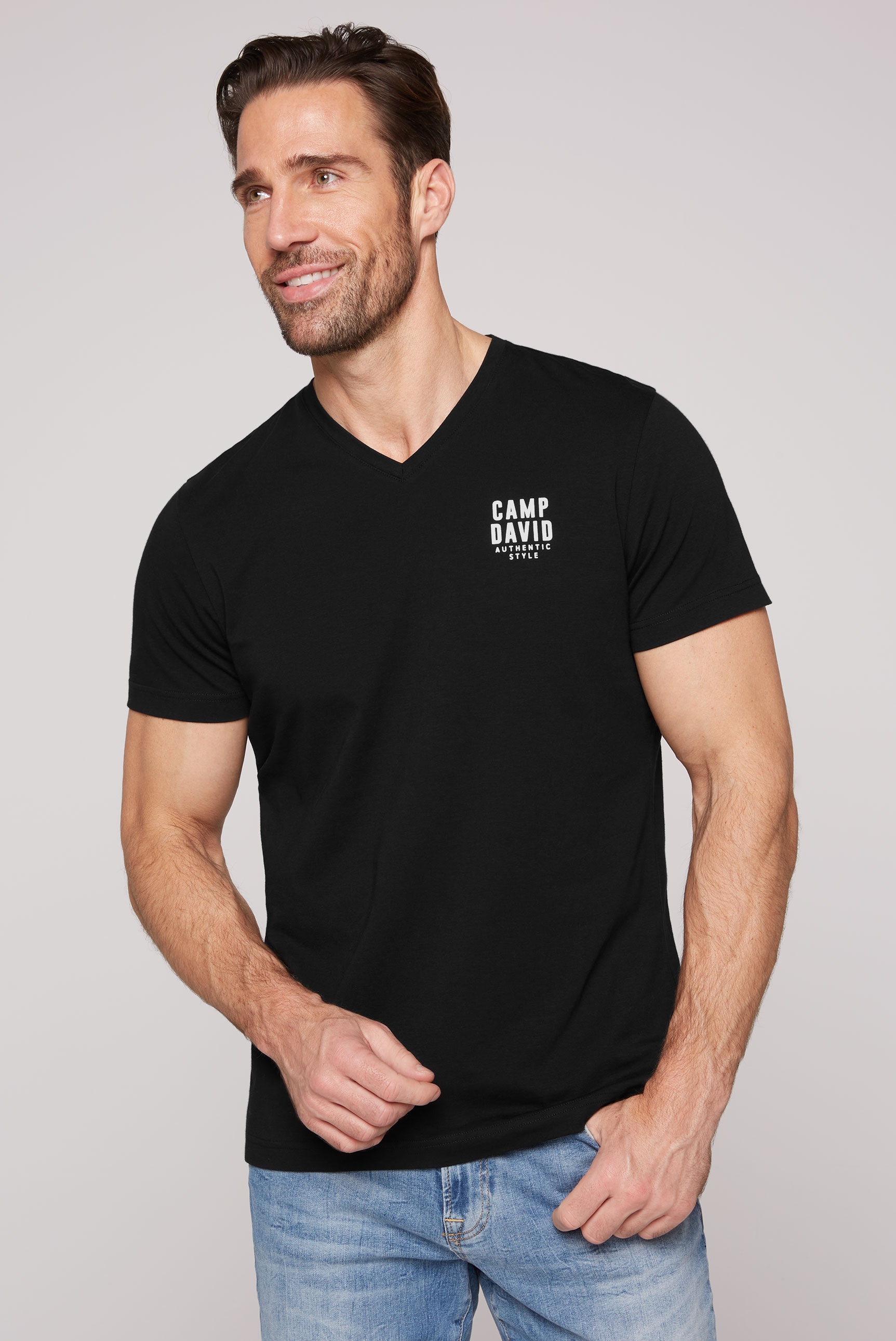 Image of CAMP DAVID V-Shirt mit V-Ausschnitt, mit Logo-Print