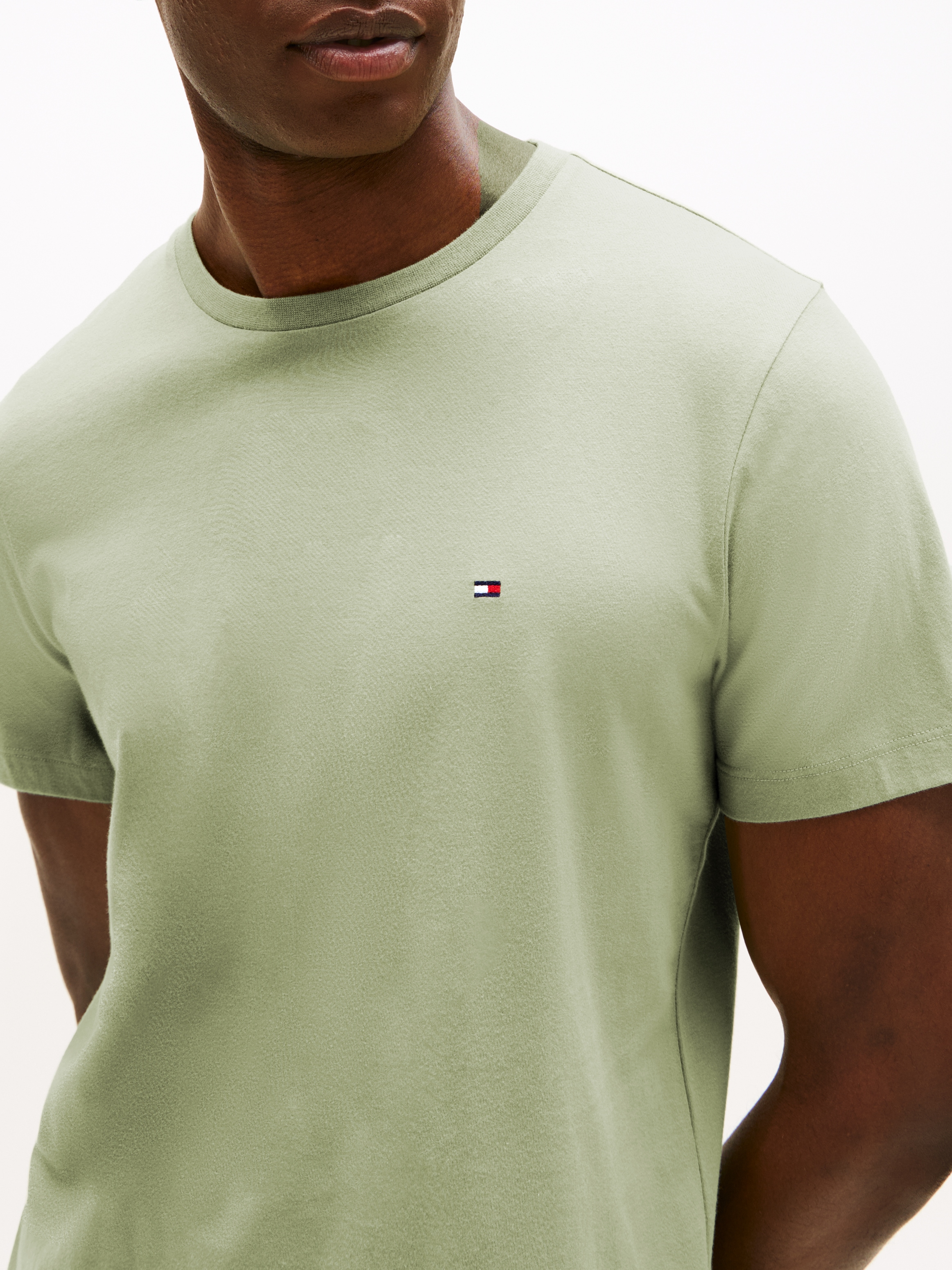 Tommy Hilfiger T-Shirt »ESSENTIAL REG FIT SOLID TEE mit Stickerei und Rundhals«, unifarben, casual, regular fit, Baumwolle, Rundhals