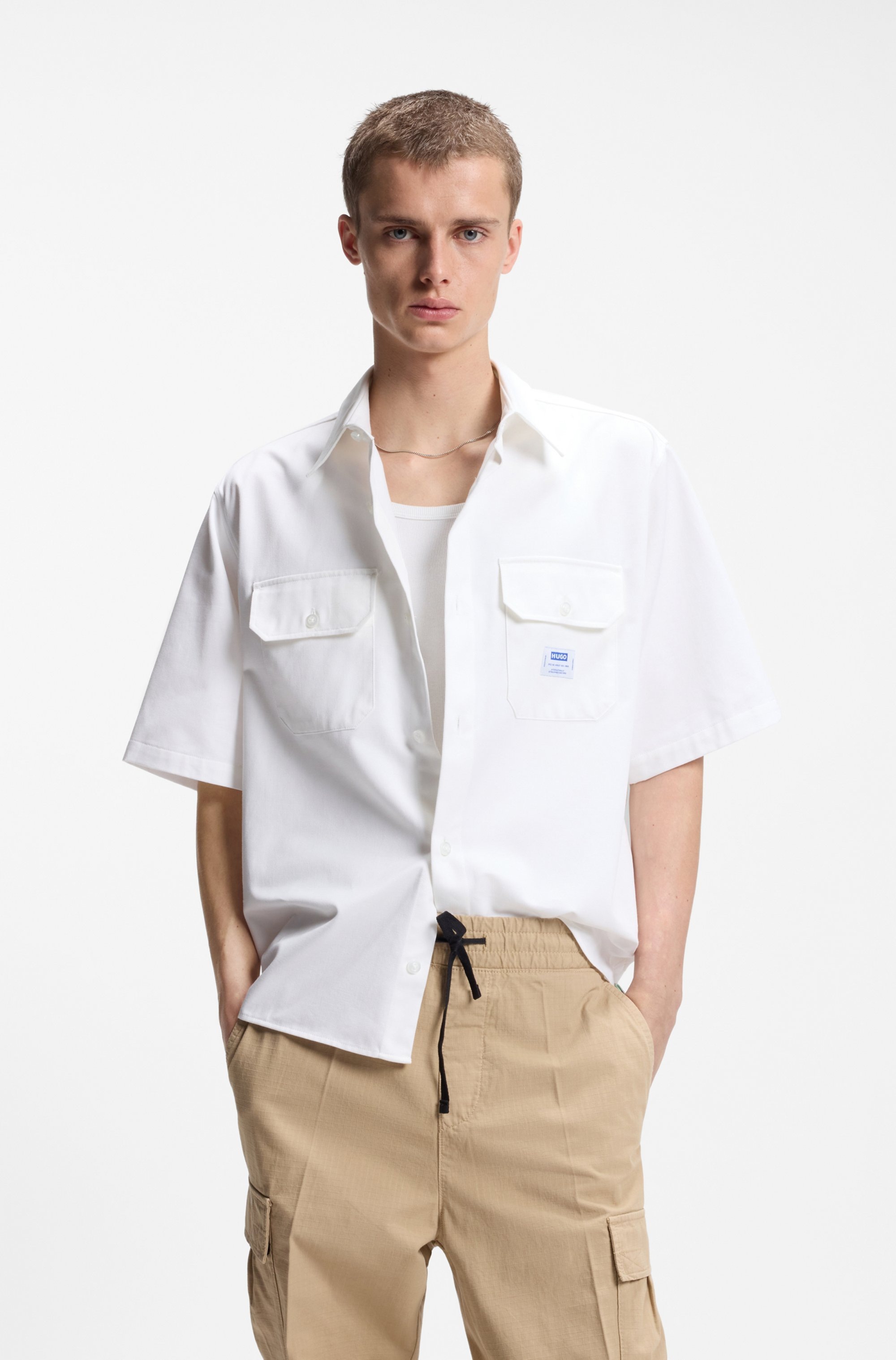 HUGO Chemise à manches courtes »Ekyno« avec écusson logo contrastant sur la poitrine
