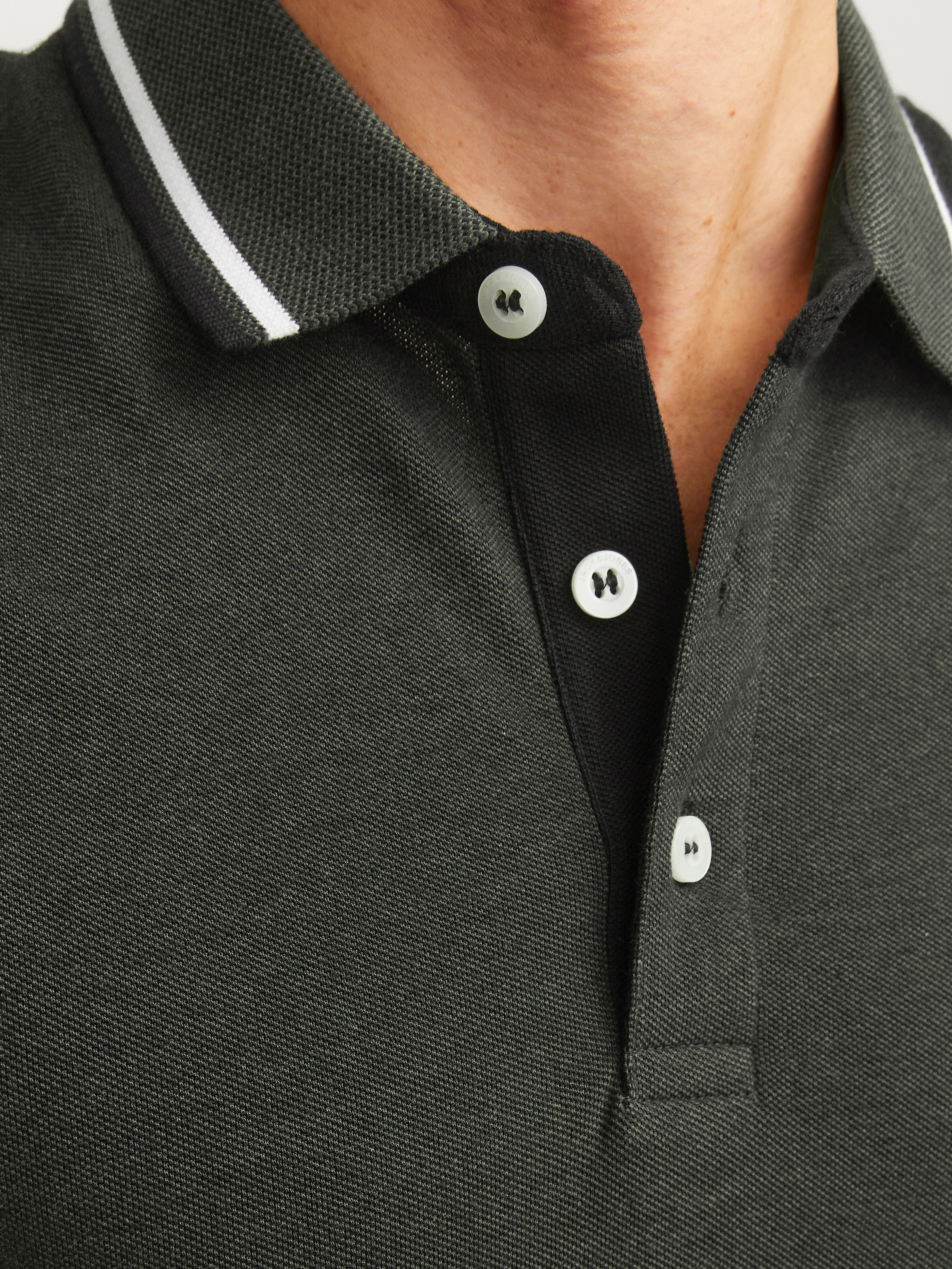 Jack & Jones Poloshirt »JJEPAULOS  Poloshirt mit klassischem Kragen und figurbetonter Form«, Logostickerei, modisch, schmal, Baumwolle, Polokragen
