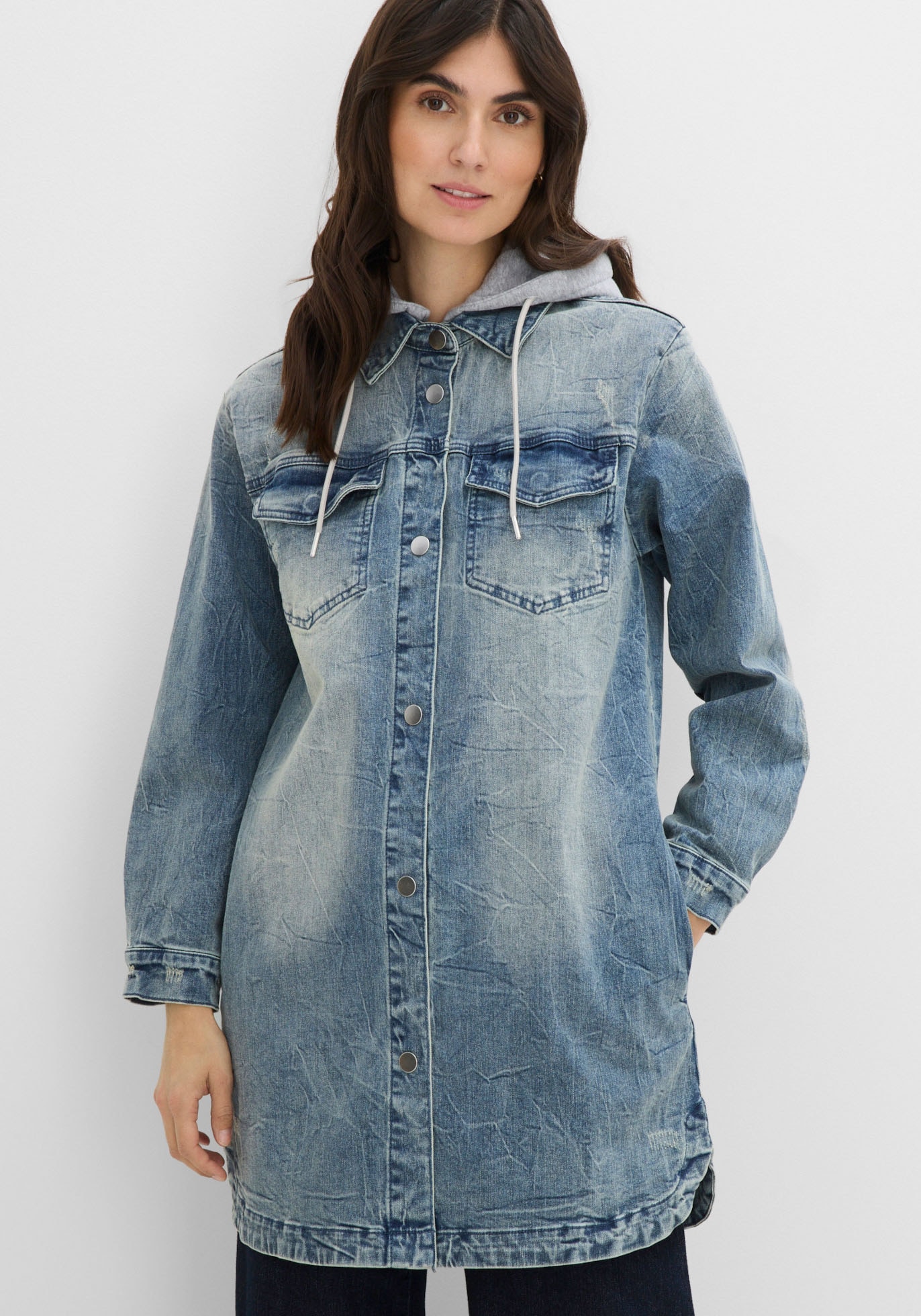 Image of bonprix Jeansjacke mit Kapuze lange, bequeme Passform, mit Eingriffs- und Brusttaschen