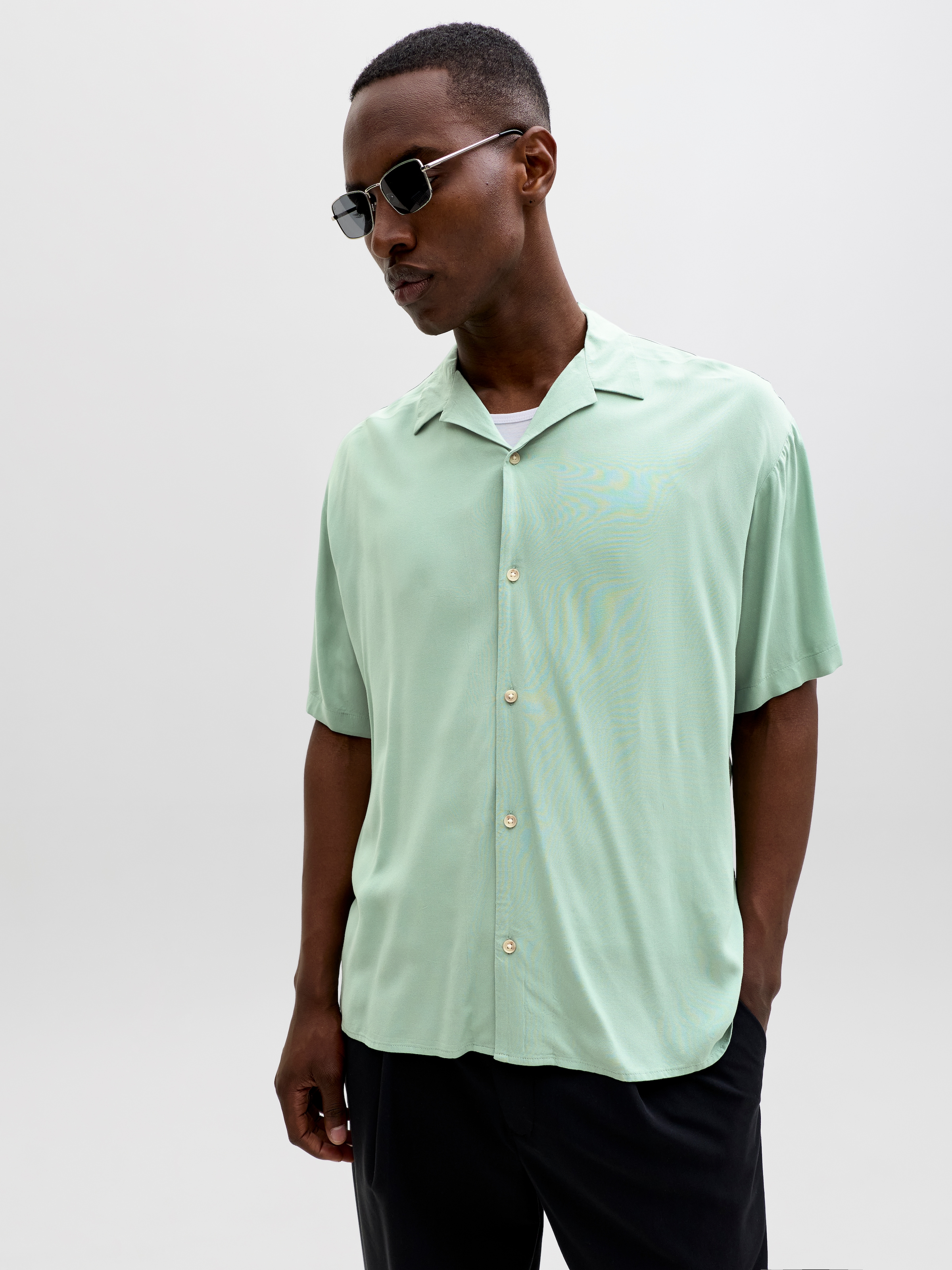 Jack & Jones Chemise à manches courtes »JJEJEFF RESORT SOLID SHIRT SS SN« Viskose, loose fit