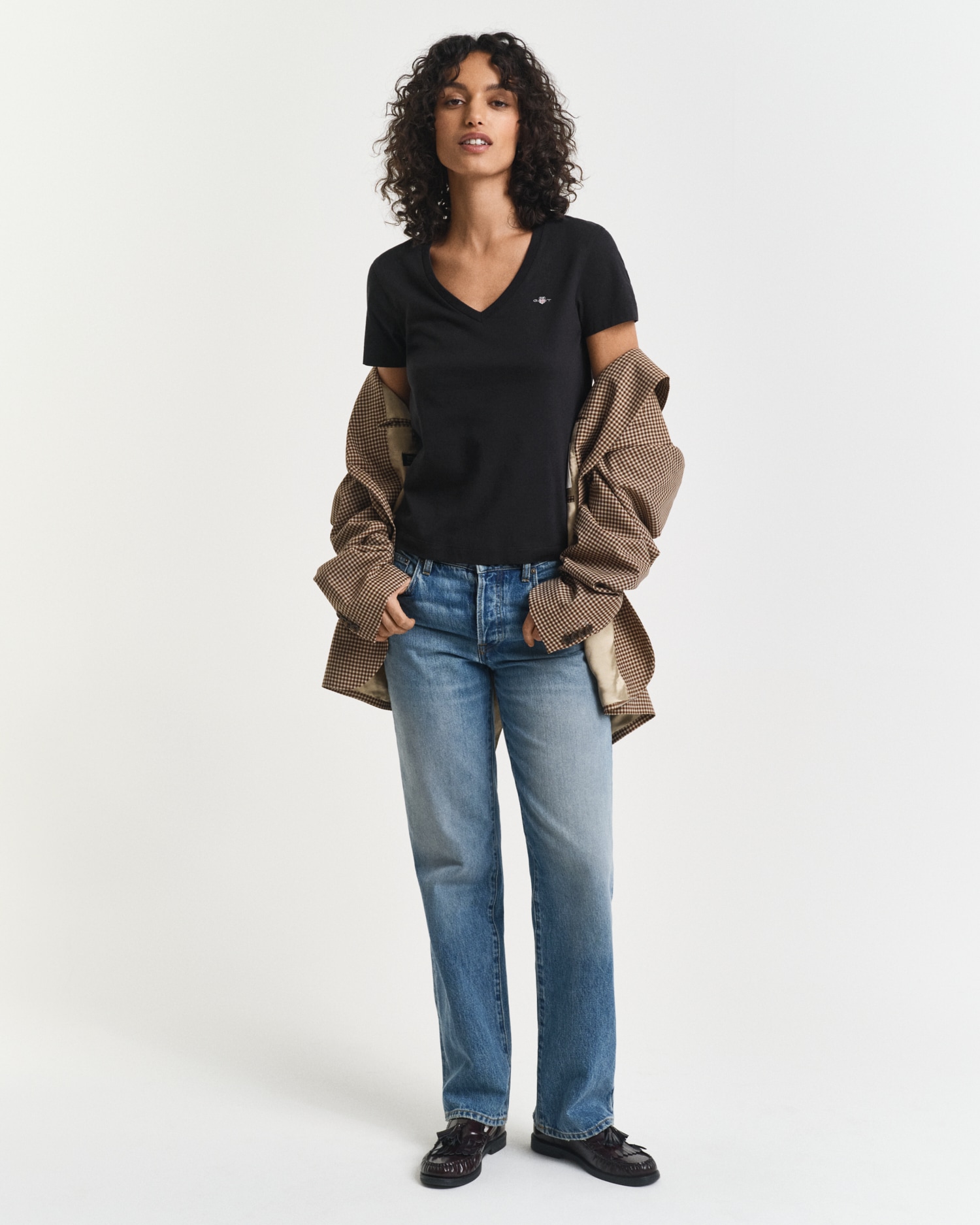 Gant T-Shirt »REG SHIELD KA V-NECK T-SHIRT«, mit einer kleinen Logostickerei auf der Brust