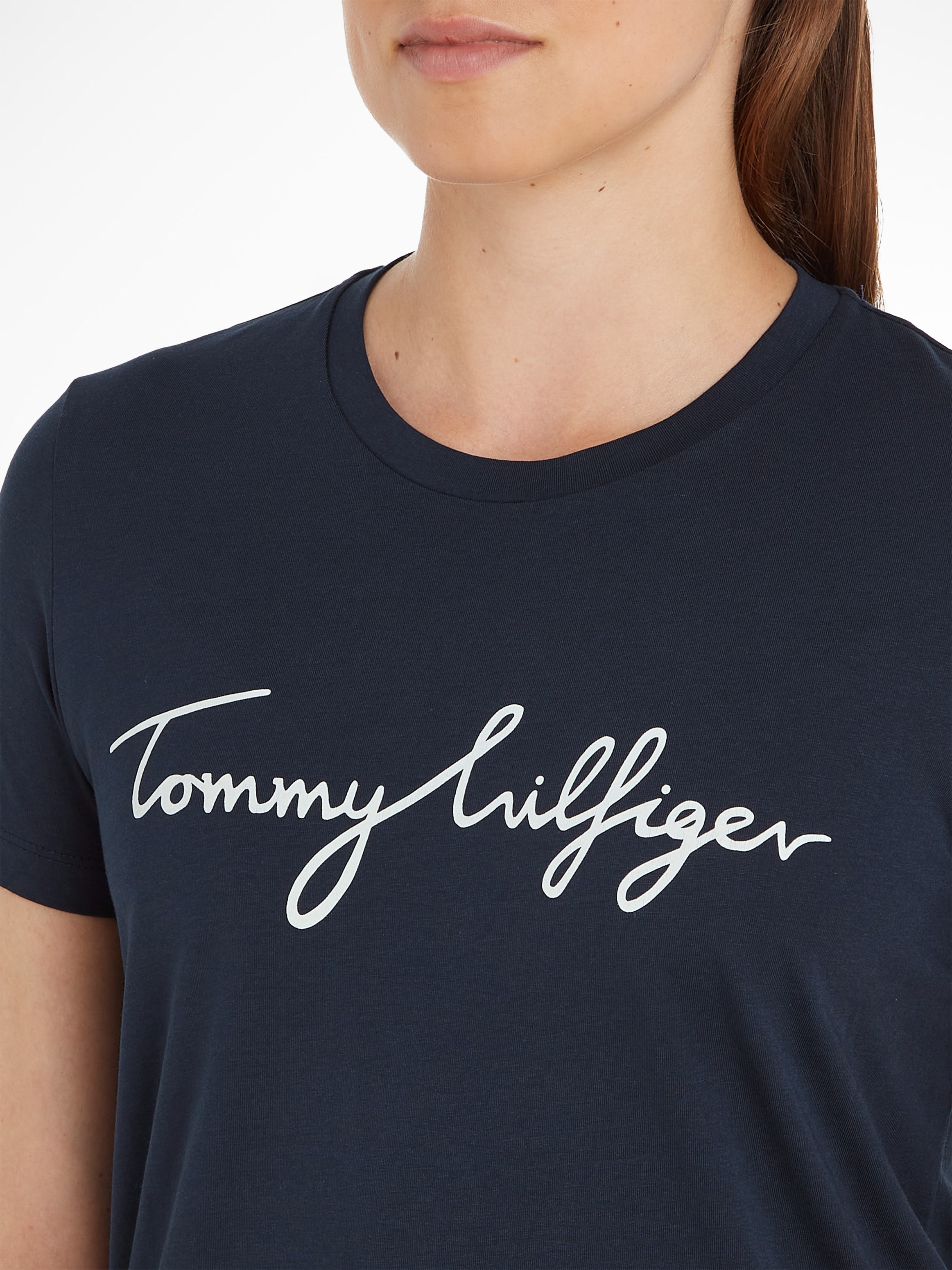 Tommy Logo-Schriftzug am Tommy Hilfiger kaufen Logo-Flag T-Shirt CREW »HERITAGE NECK TEE«, Script versandkostenfrei Hilfiger Saum ♕ mit GRAPHIC &