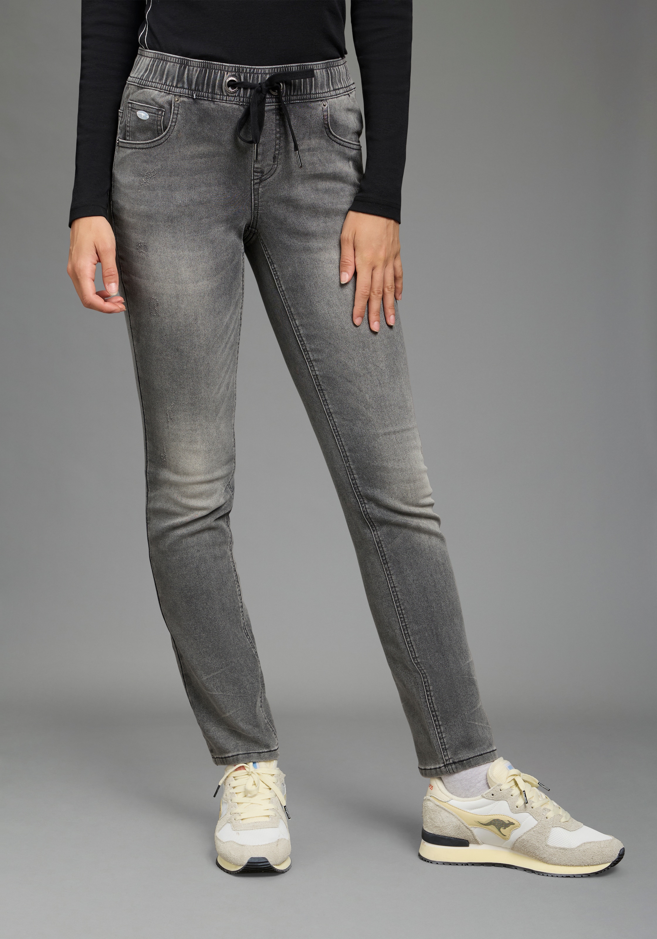 KangaROOS Jogg Pants mit Eingrifftaschen, Gesässtaschen und Coinpocket, gerader Straight-Fit
