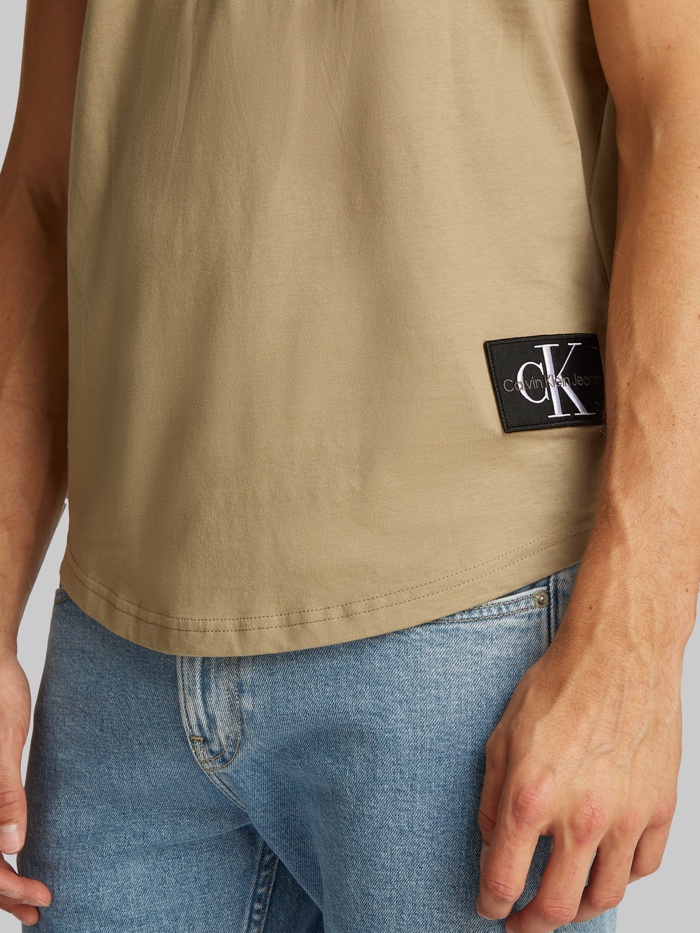 Calvin Klein Jeans T-Shirt »BADGE TURN UP SLEEVE«, mit Logopatch