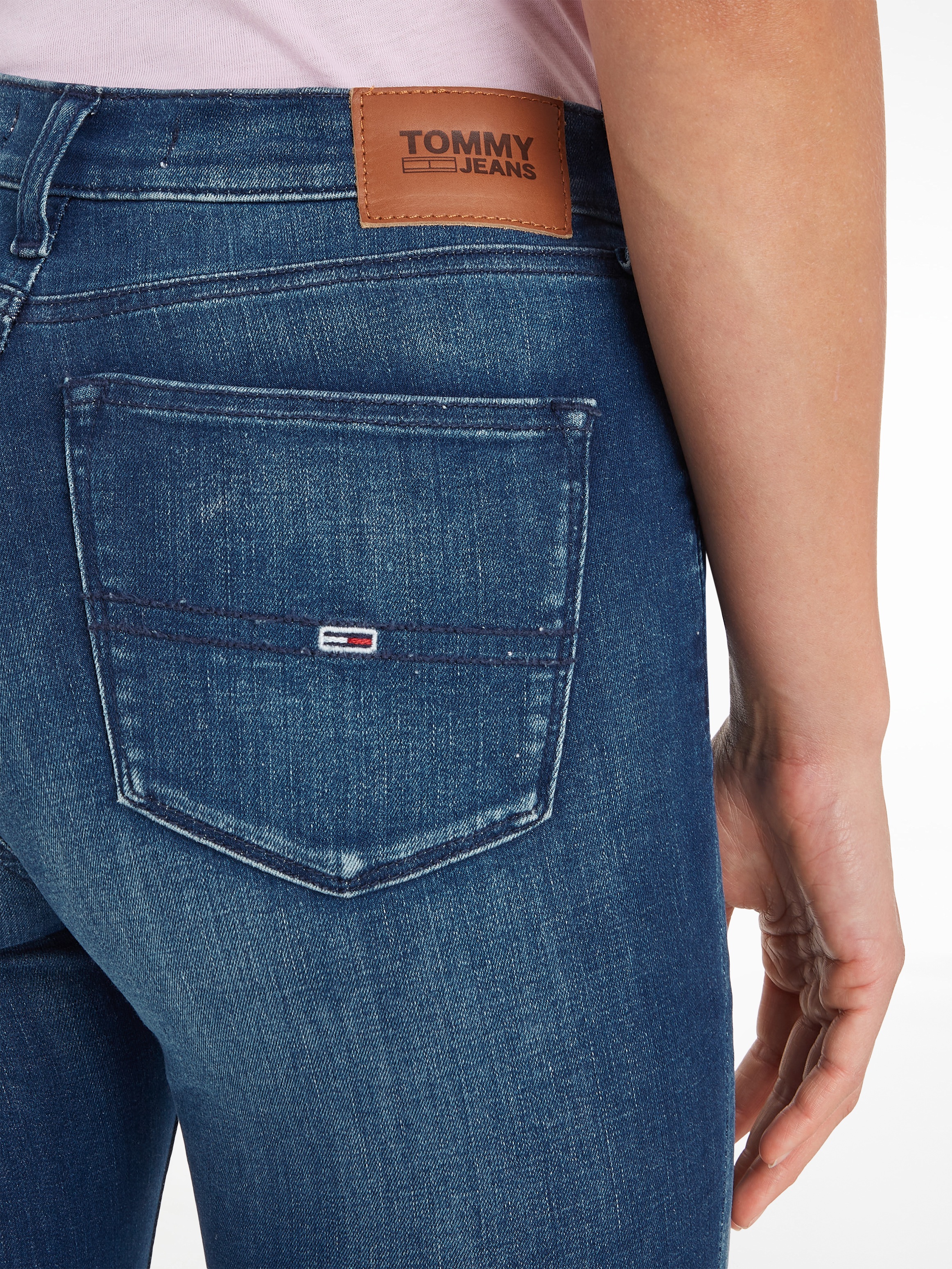 Tommy Jeans Skinny-fit-Jeans »Nora Mid Rise Skinny Fit«, mit Tommy Jeans Logo-Badge & Stickereien