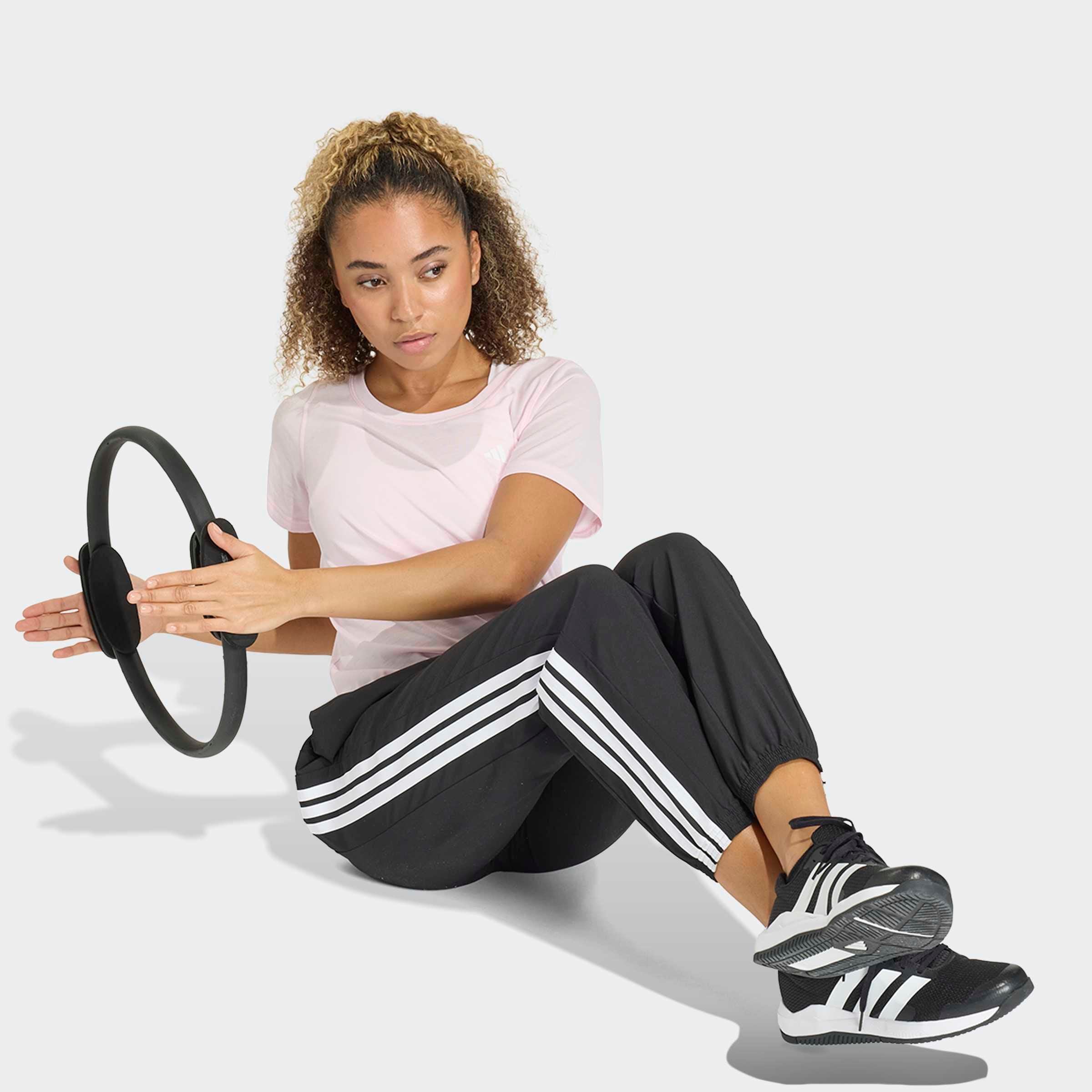 adidas Performance T-shirt »WORKOUT ESSENTIALS MIT TIEFEM AUSSCHNITT« pour un look sportif au quotidien et à l'entraînement, sans fermeture