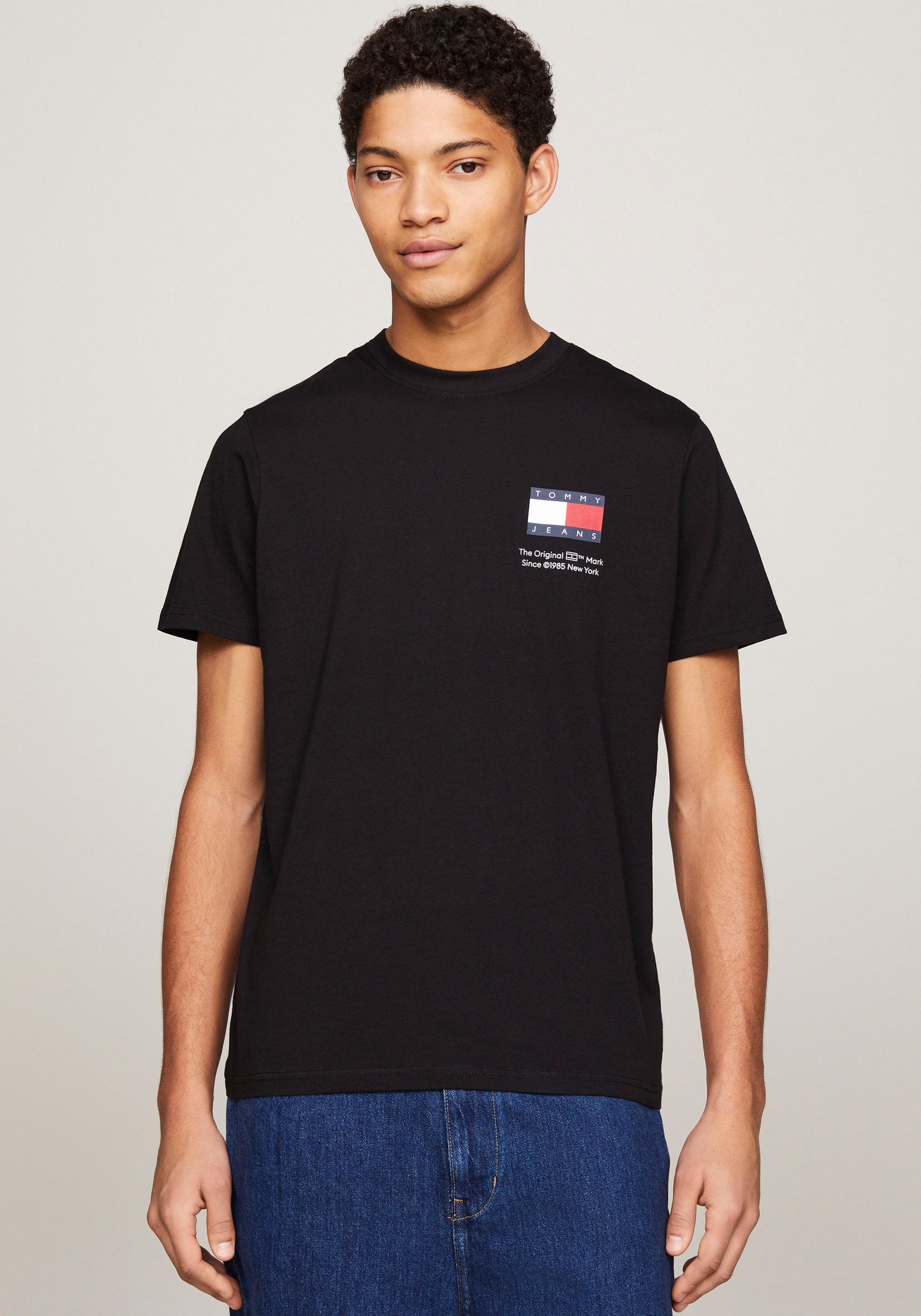 Tommy Jeans T-Shirt »TJM SLIM 2PACK S/S FLAG DNA TEE«, (Packung, 2er), mit grossem Logodruck auf der Brust