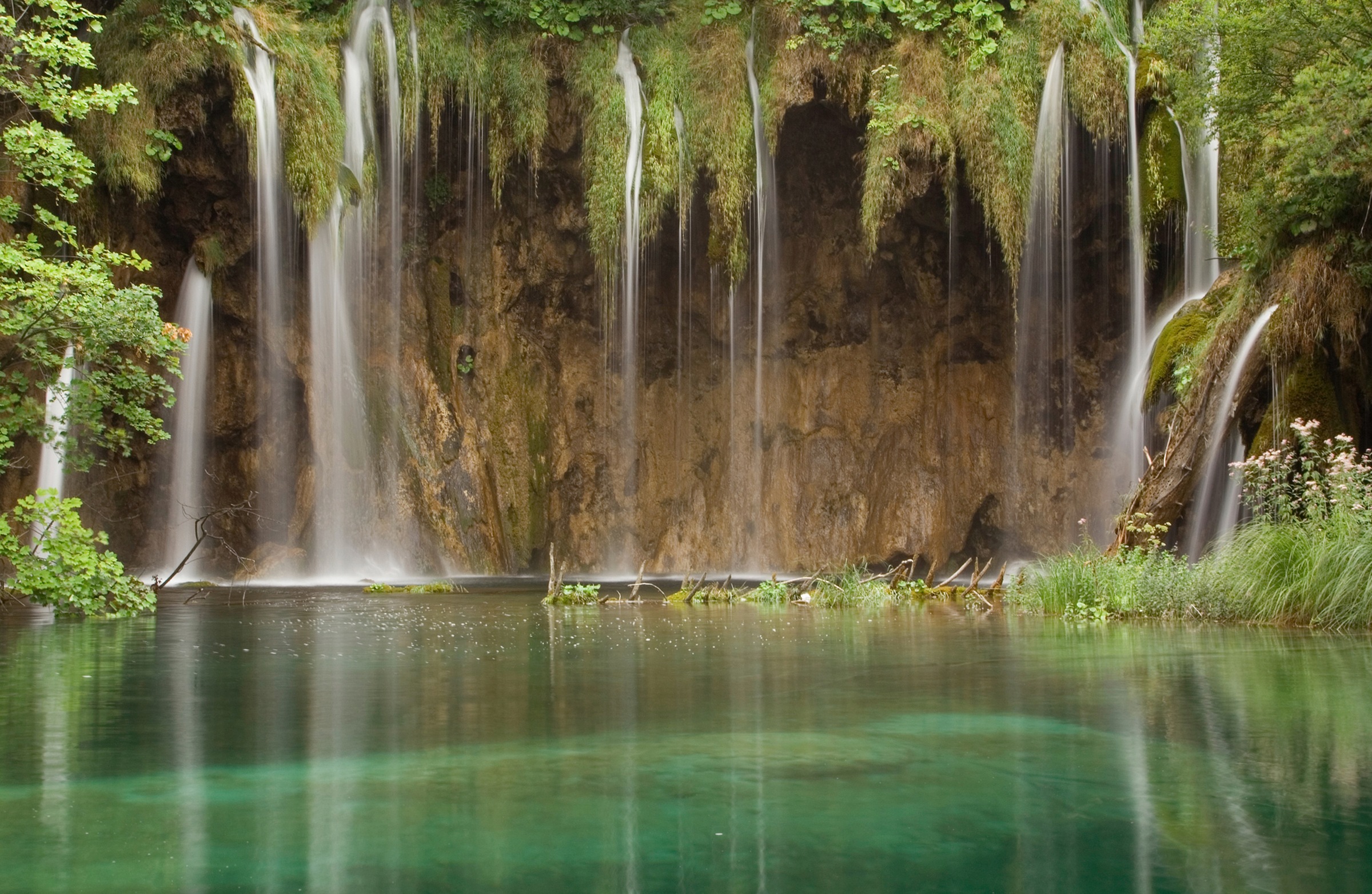 Image of Papermoon Fototapete »WASSERFALL-FLUSS SEE WALD STEINE BLUMEN BERGE BACH XXL«, Vliestapete, hochwertiger Digitaldruck, inklusive Kleister bei Ackermann Versand Schweiz