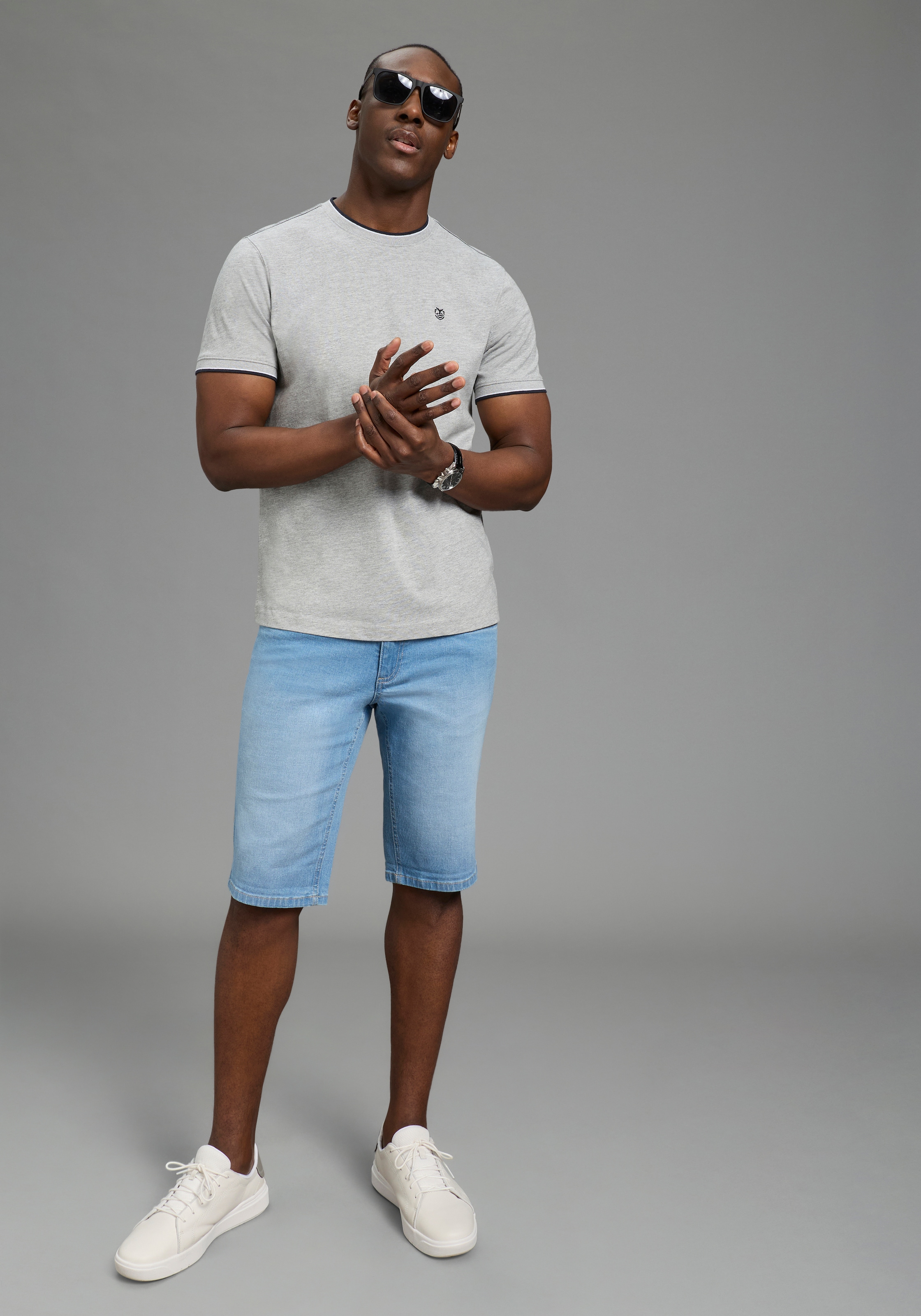 DELMAO Shirt à col rond »Neue Kollektion!« pack de 2,  t-shirt manches courtes, style basique classique, coupe normale, uni