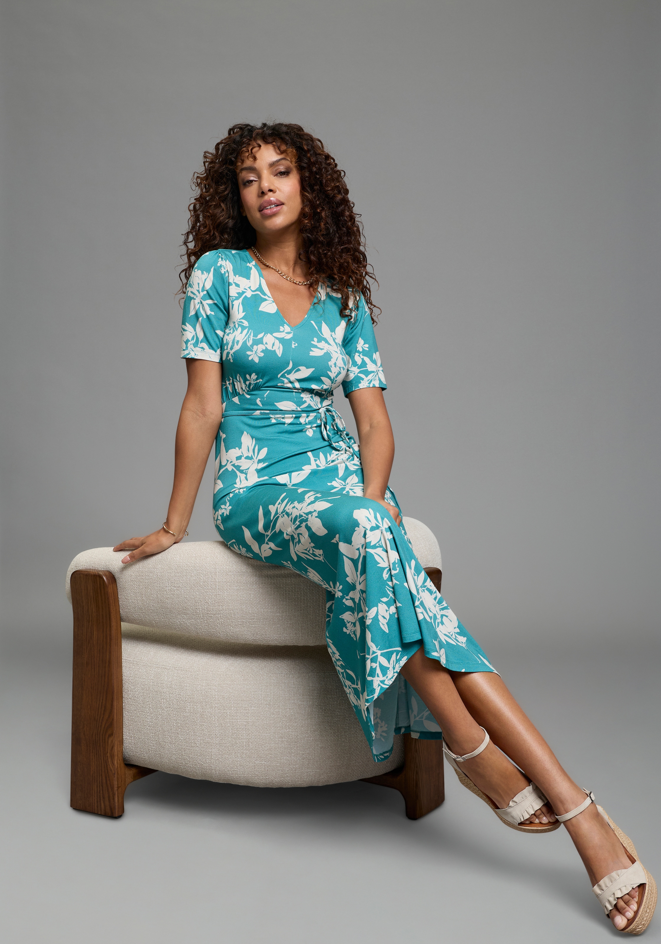 Image of Laura Scott Midikleid in floralem Druck, aus Viskose und Elasthan
