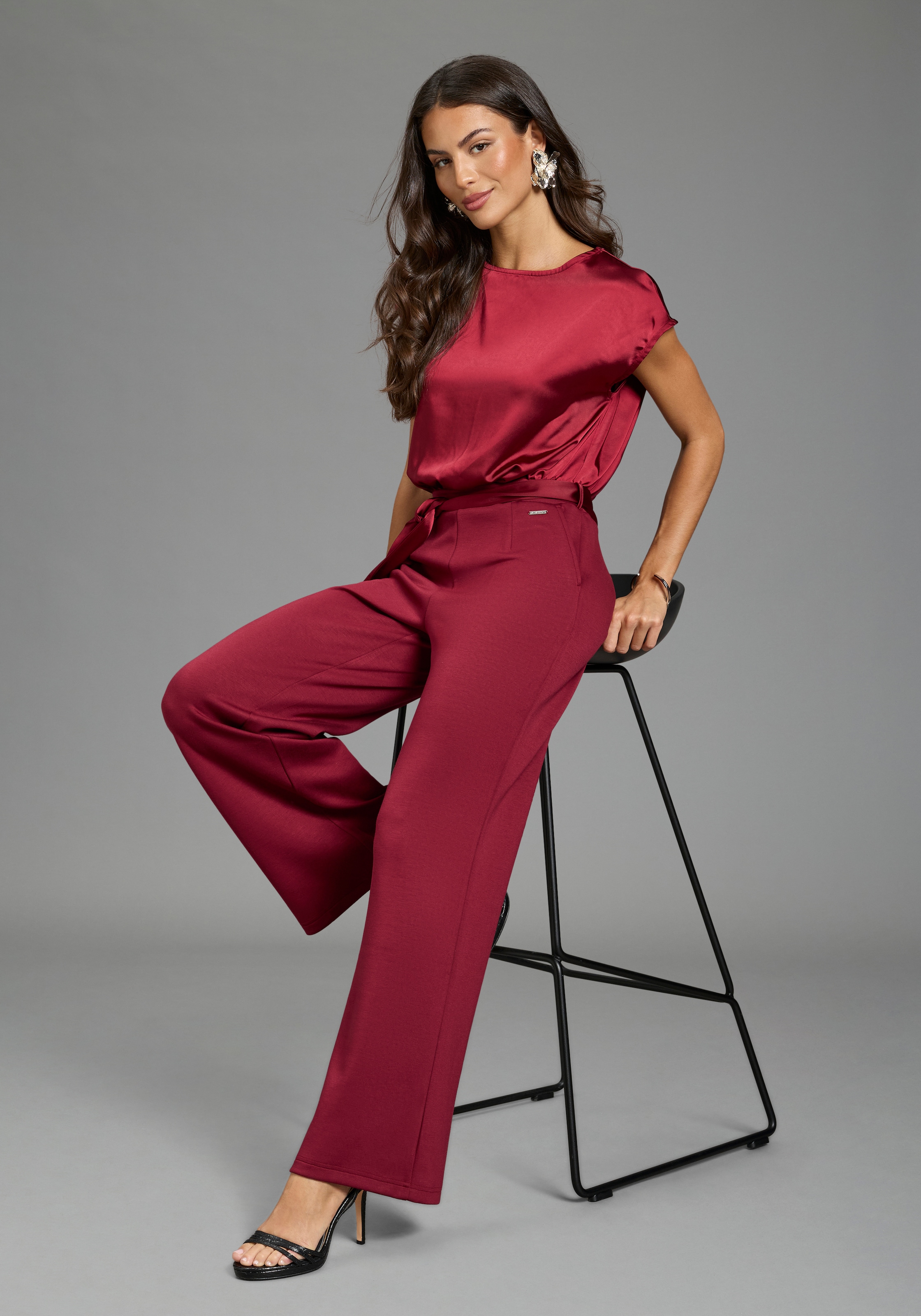 Image of Laura Scott Jumpsuit aus glänzendem Satin, mit bequemer Jersey-Hose, figurbetonte Passform