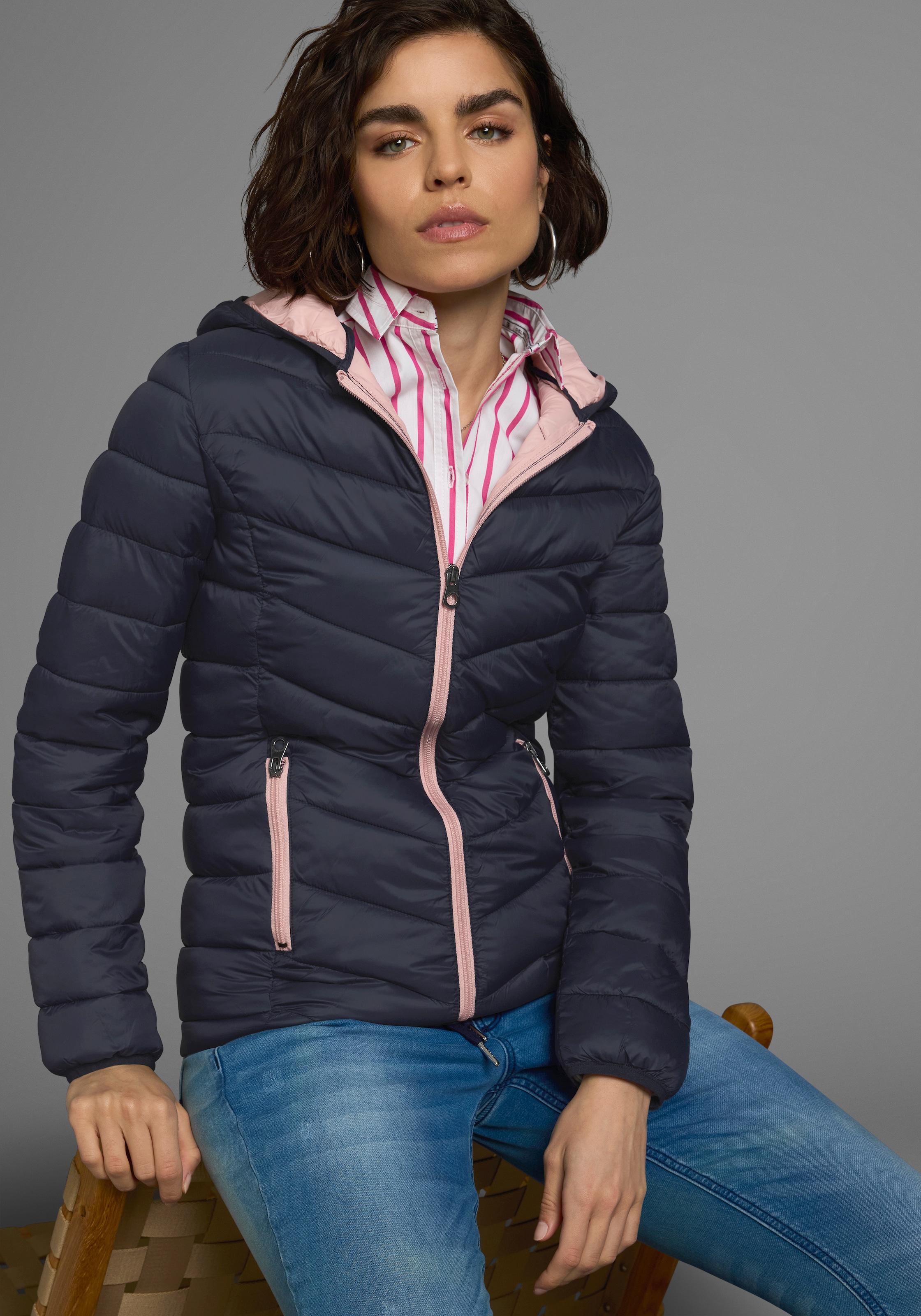 KangaROOS Steppjacke, mit Kapuze, mit kontrastfarbenen Details