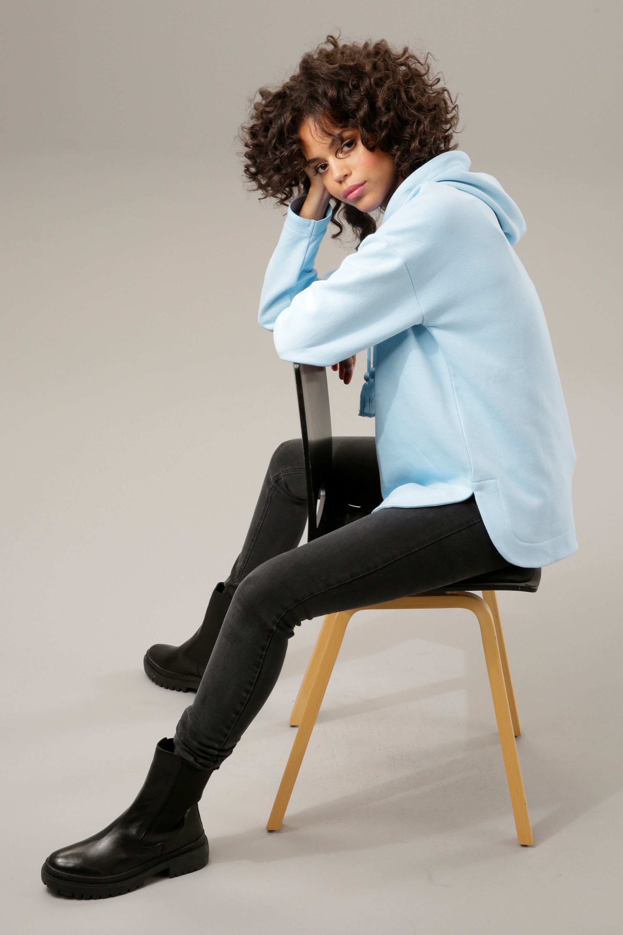Aniston CASUAL Sweatshirt, Kapuze mit dekorativen Kordeln regulierbar