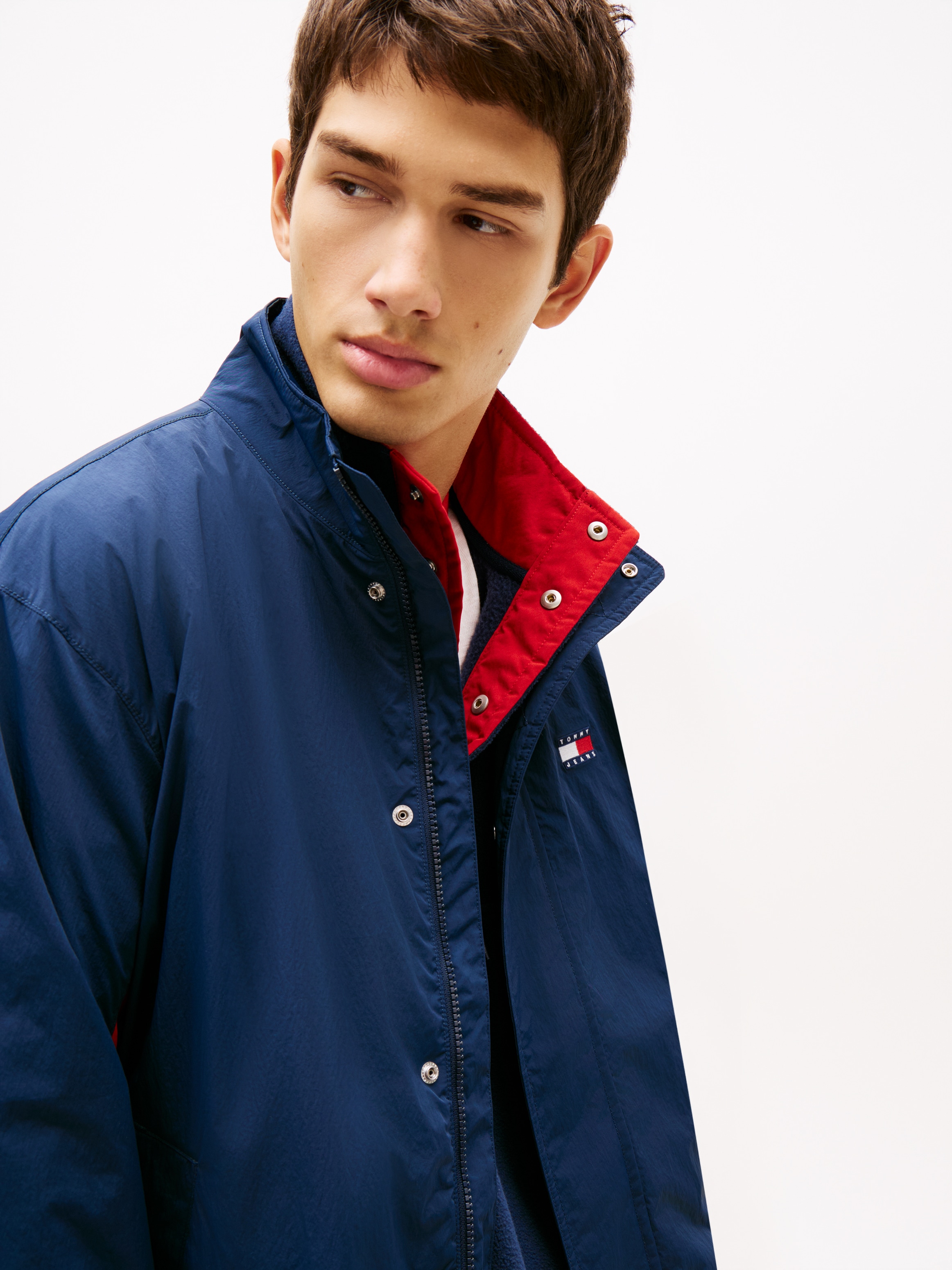 Tommy Jeans Coupe-vent »TJM HERITAGE FLAG« sans capuche coupe régulière avec col montant et imprimé de marque Tommy Flag au dos