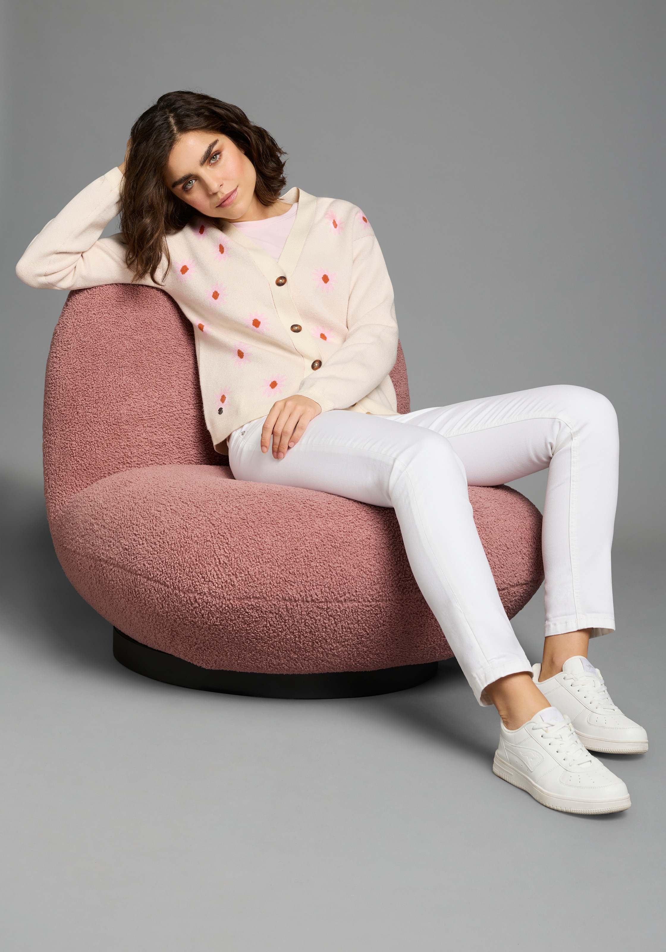 KangaROOS Veste en tricot Strickjacke aus Feinstrick, bequeme Passform, Blumenmuster