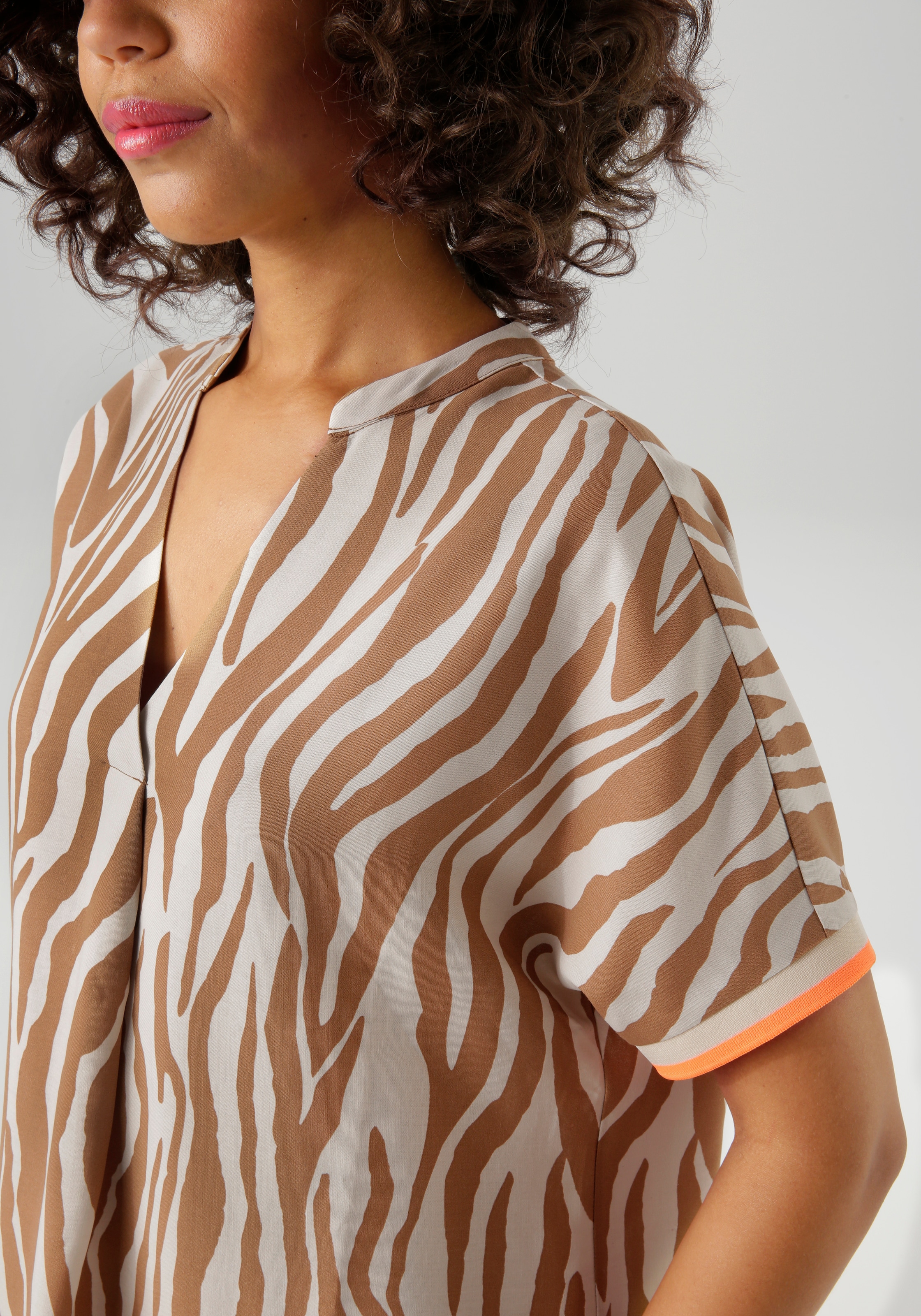 Aniston CASUAL Sommerkleid, mit Zebrastreifen und extravagantem Bordüren-Druck