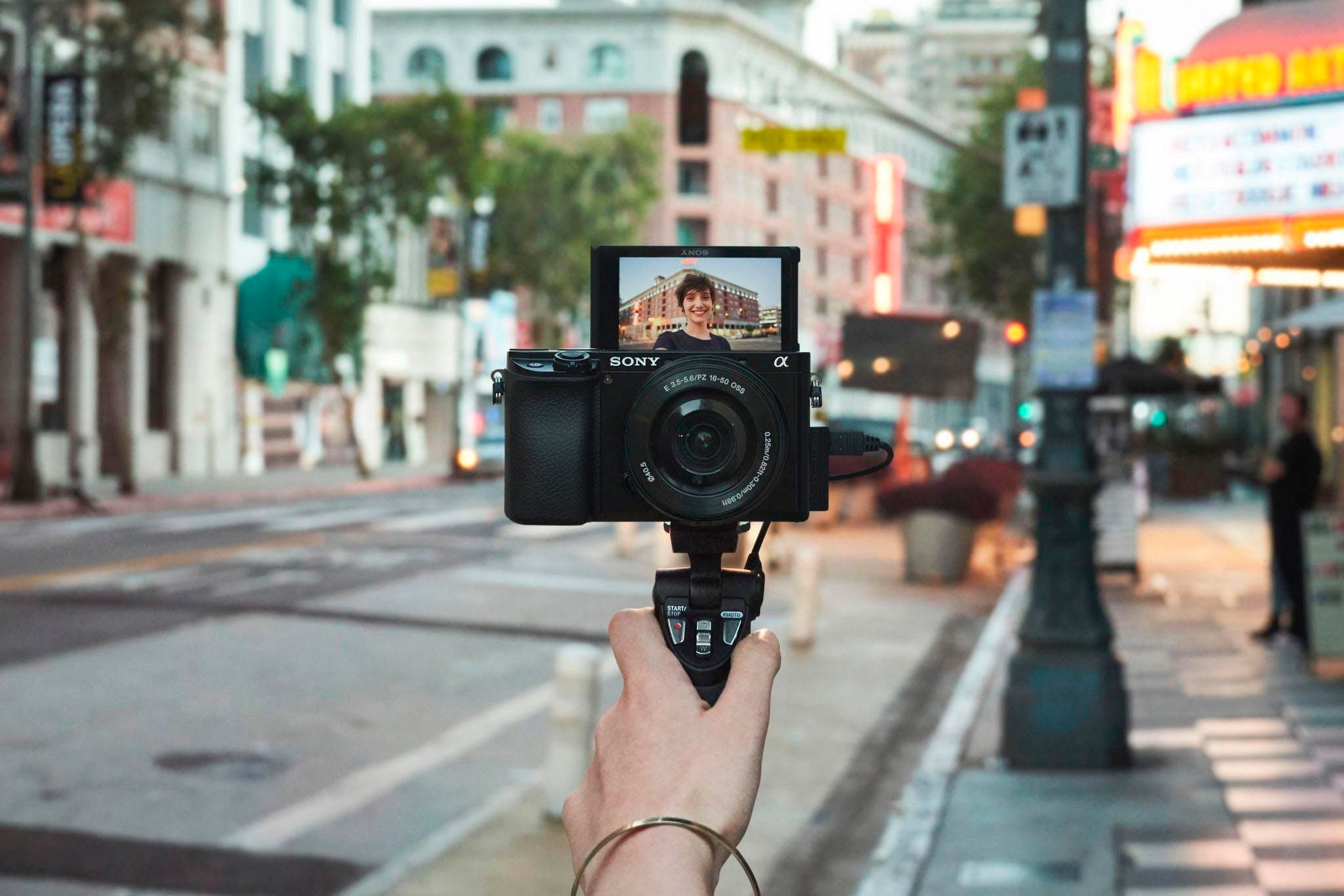 Sony Kompaktkamera »Alpha 6100 + 16-50mm Objektiv« , 24,2 , Bluetooth