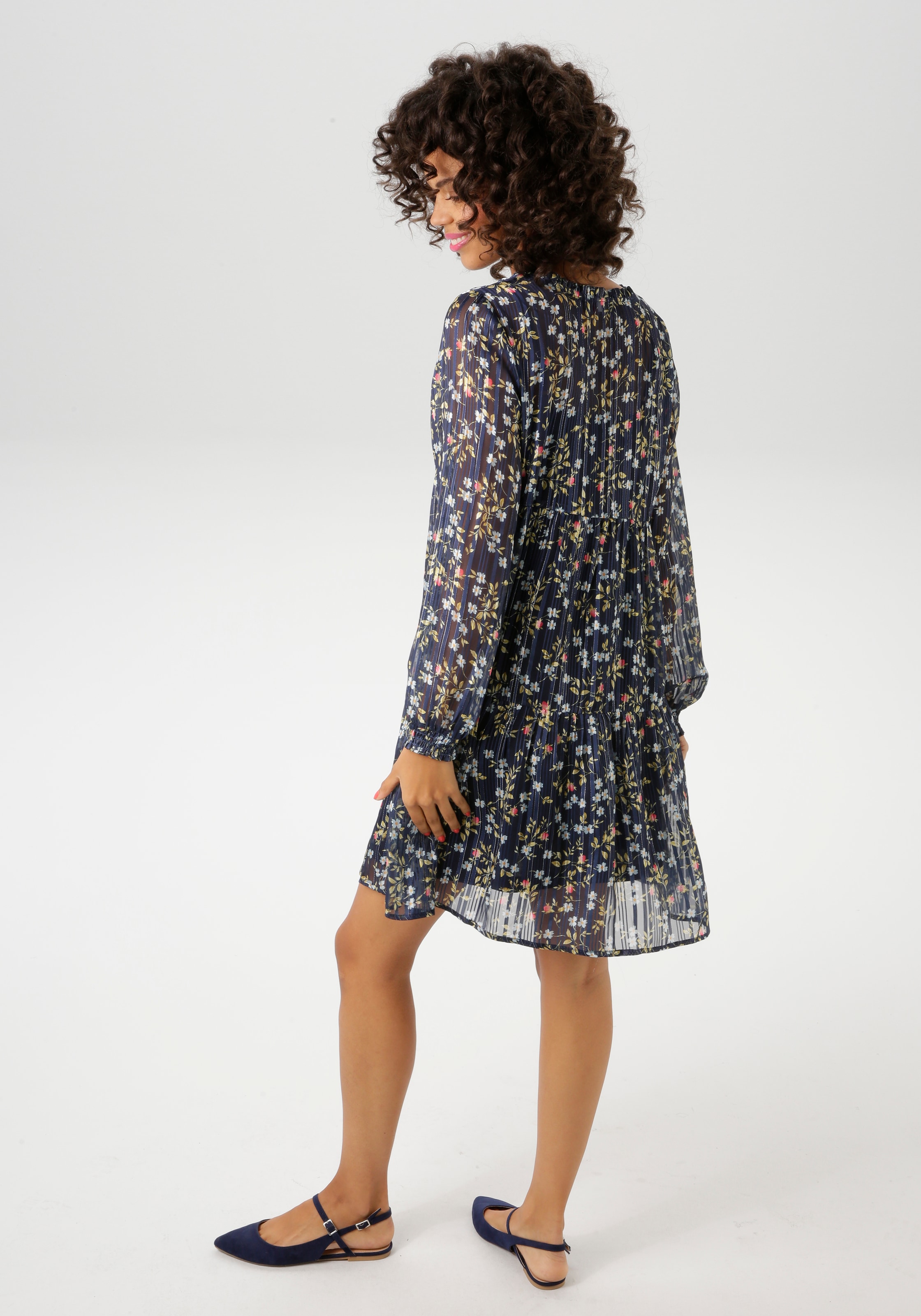 Aniston CASUAL Minikleid, (mit Jersey Unterkleid), mit Glanzfäden verziertem Blumendruck