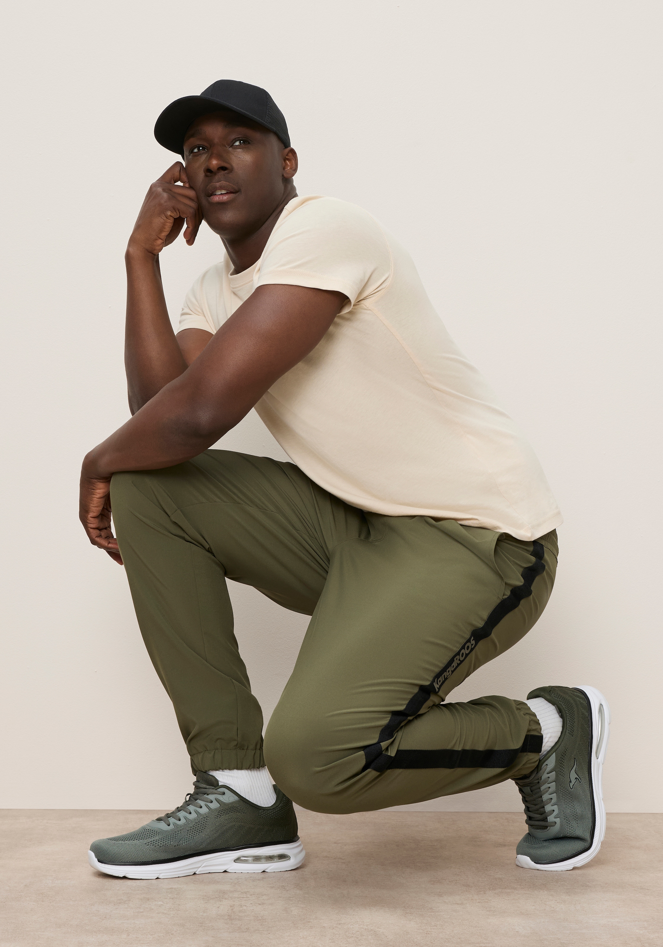 KangaROOS Pantalon de jogging  coupe slim, avec jambe étroite, aussi en grandes tailles