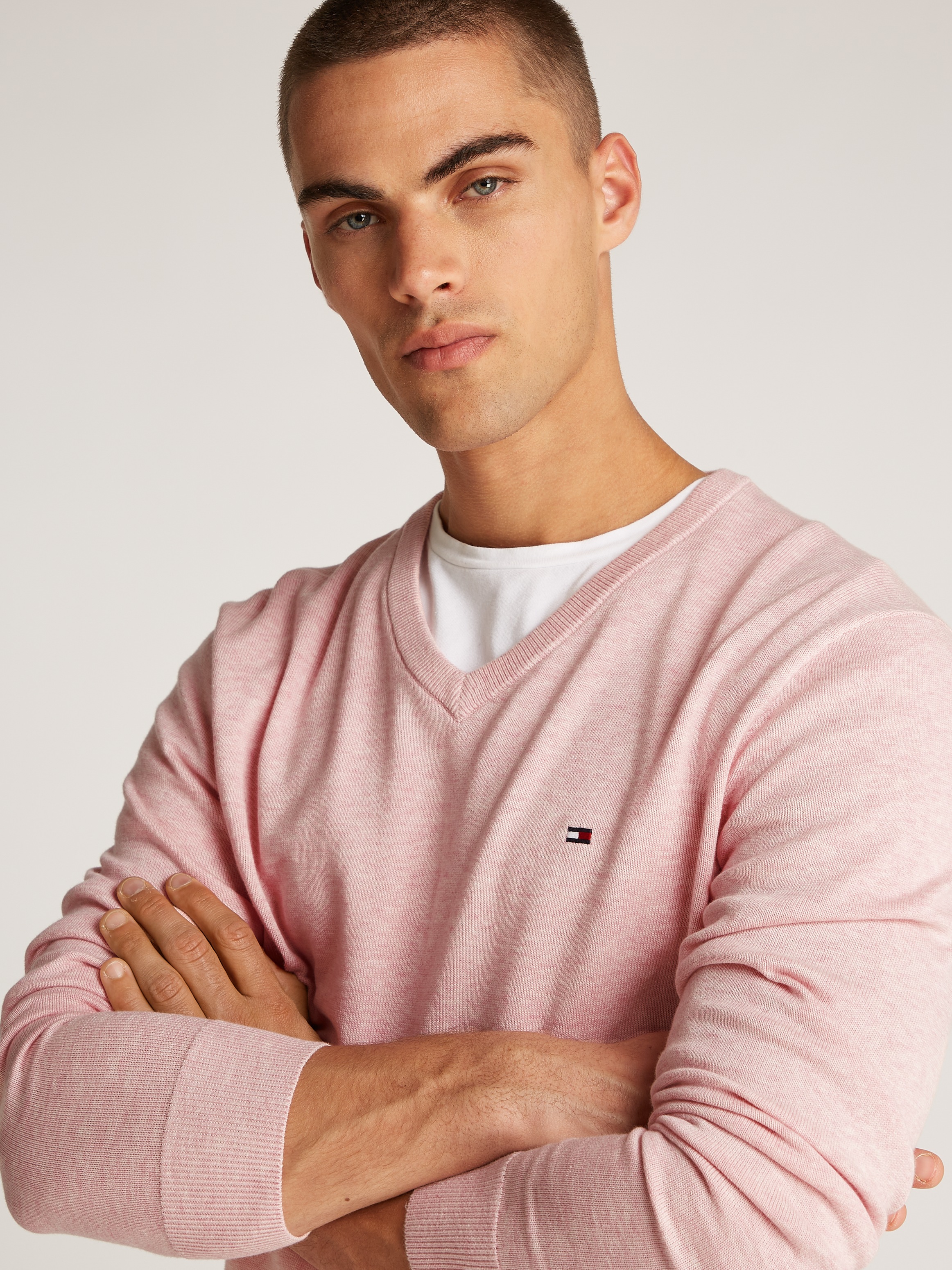 Tommy Hilfiger Strickpullover »ESSENTIAL COTTON V NECK mit V-Ausschnitt und Stickerei«, unifarben, casual, regular fit, Baumwolle, V-Ausschnitt
